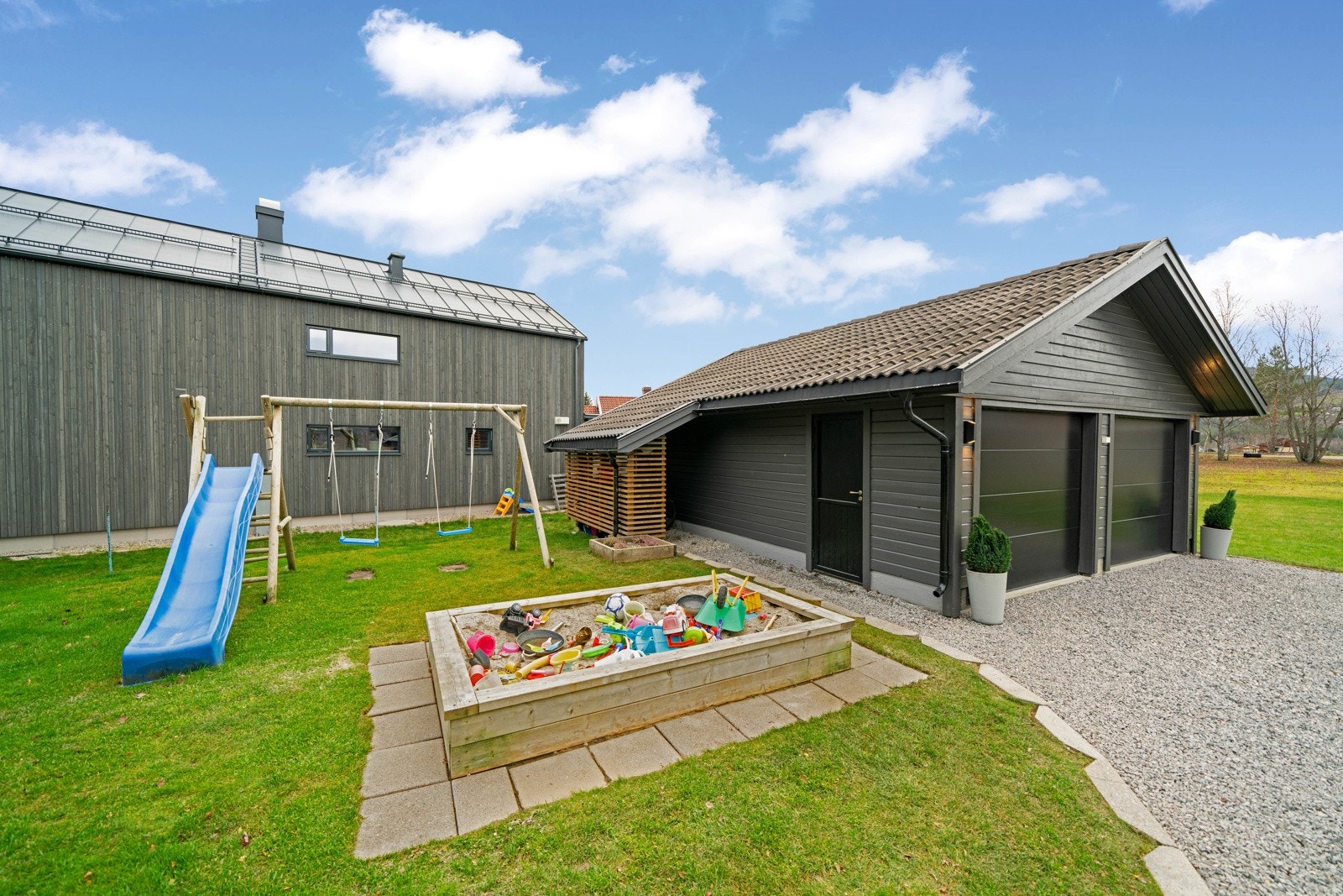 Fin hage for barn å leke. Galleribilde