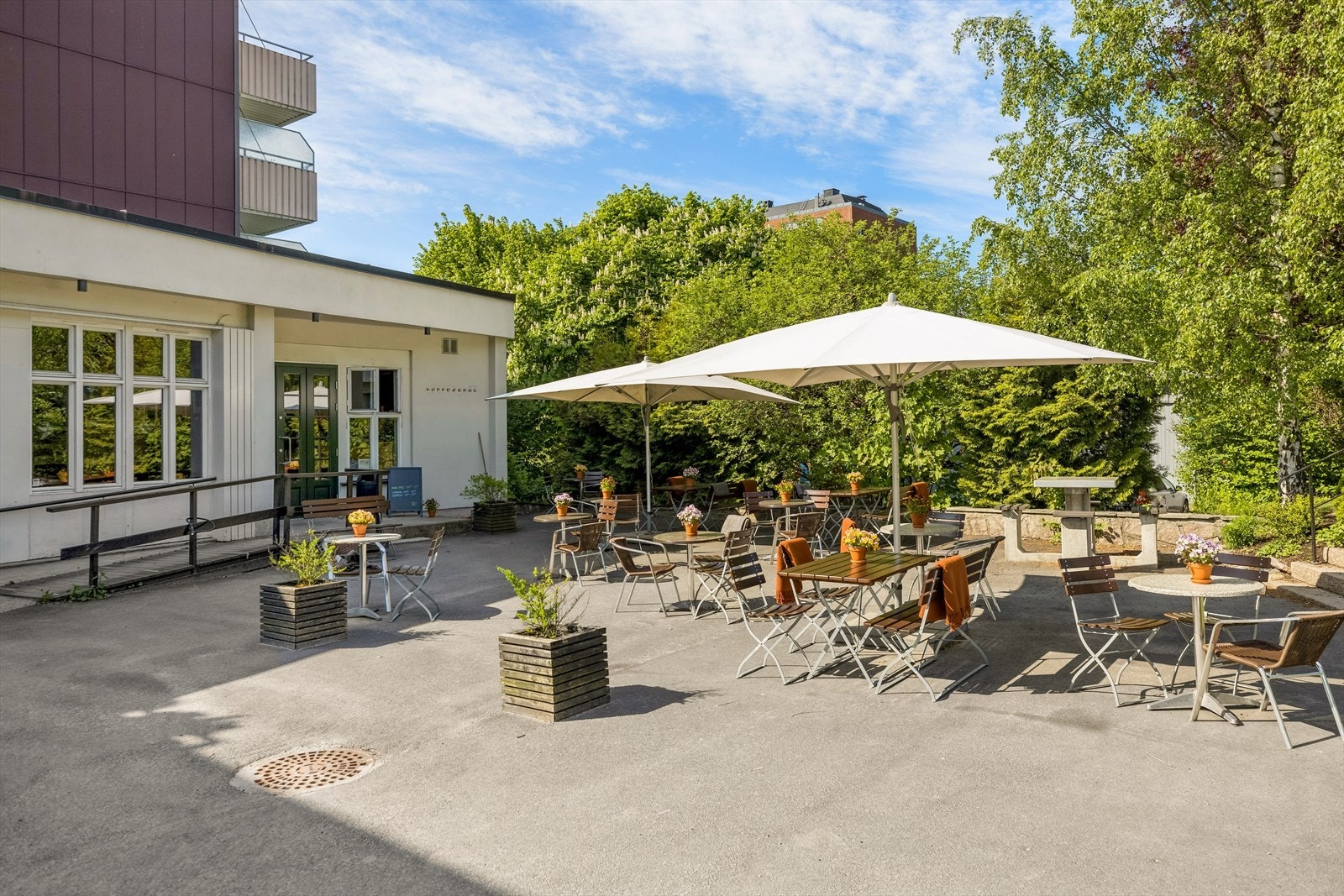 Rett i nærheten finner du Kaffe & Brød som er et hyggelig samlingssted for de lokale. Galleribilde