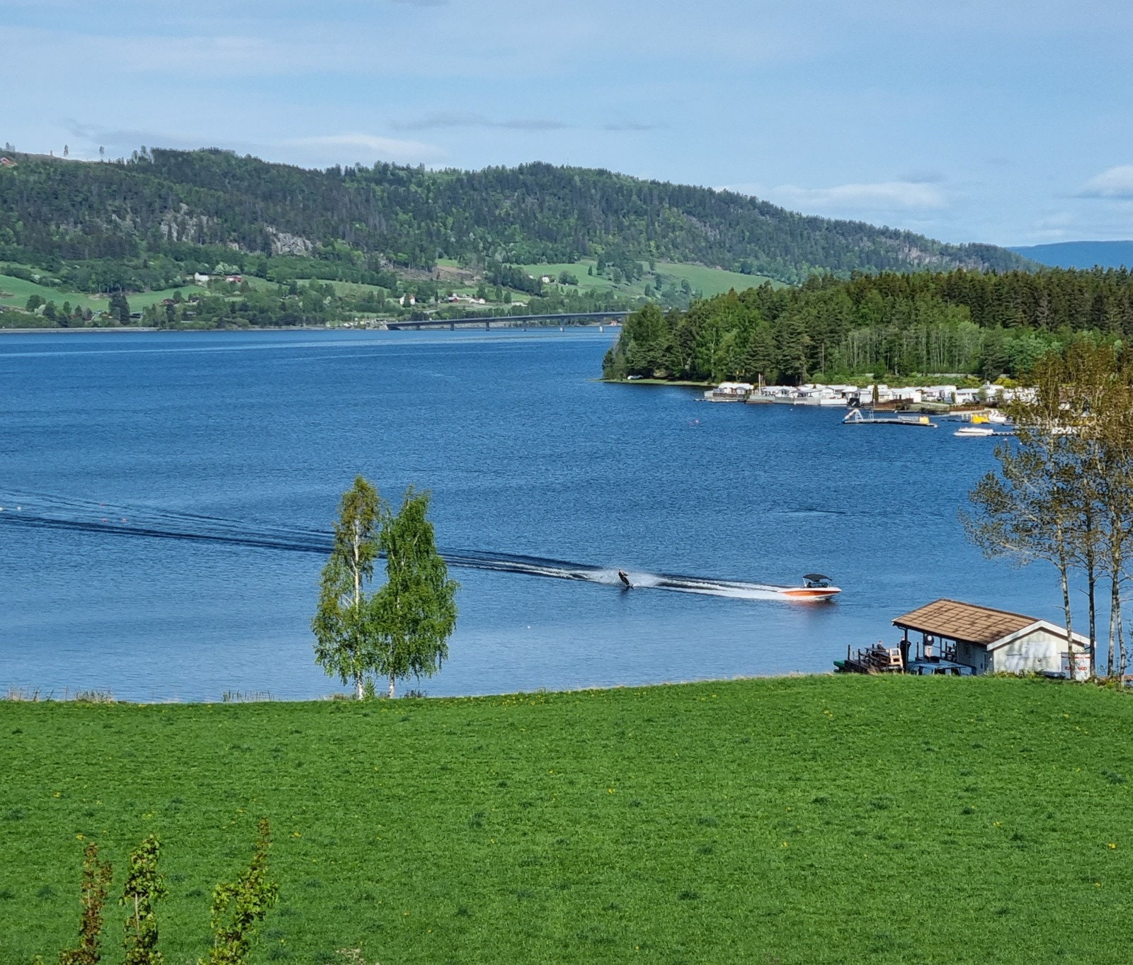 Nærhet til Moelv vannskiklubb. Klubben har både vannski og wakeboardbåt, og de arrangerer kurs og cuper Galleribilde