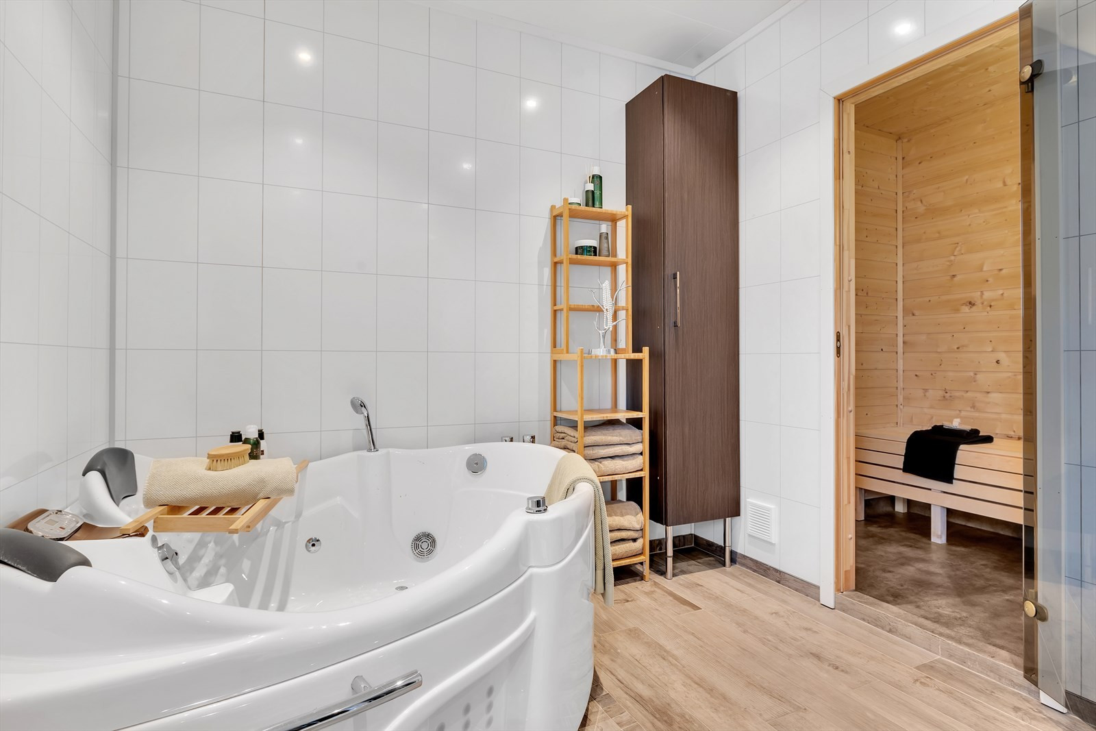 I tillegg til de 3 soverommene har du dette romslige og fine badet hvor det også er badstu