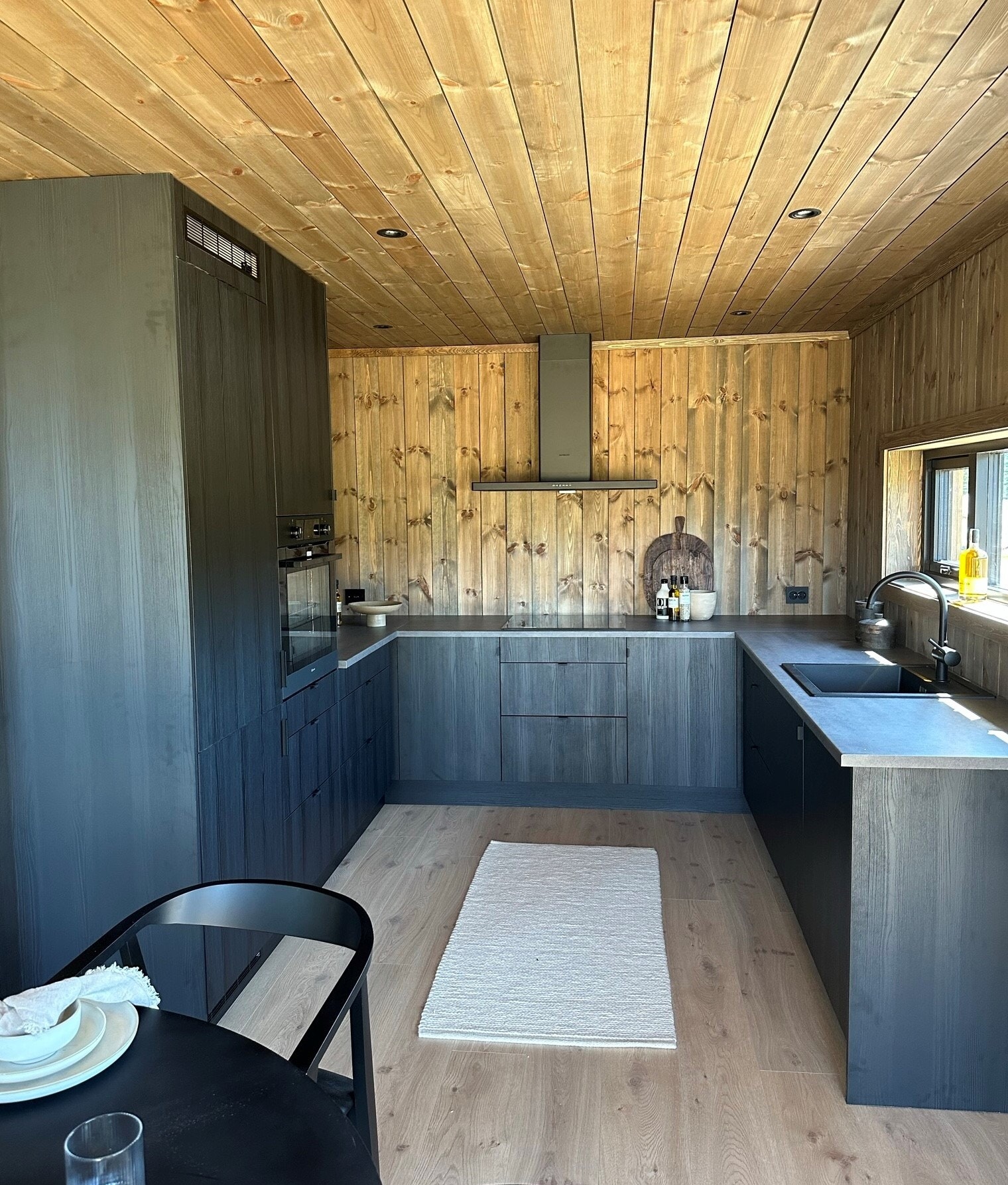 Stort smakfult kjøkken. Galleribilde