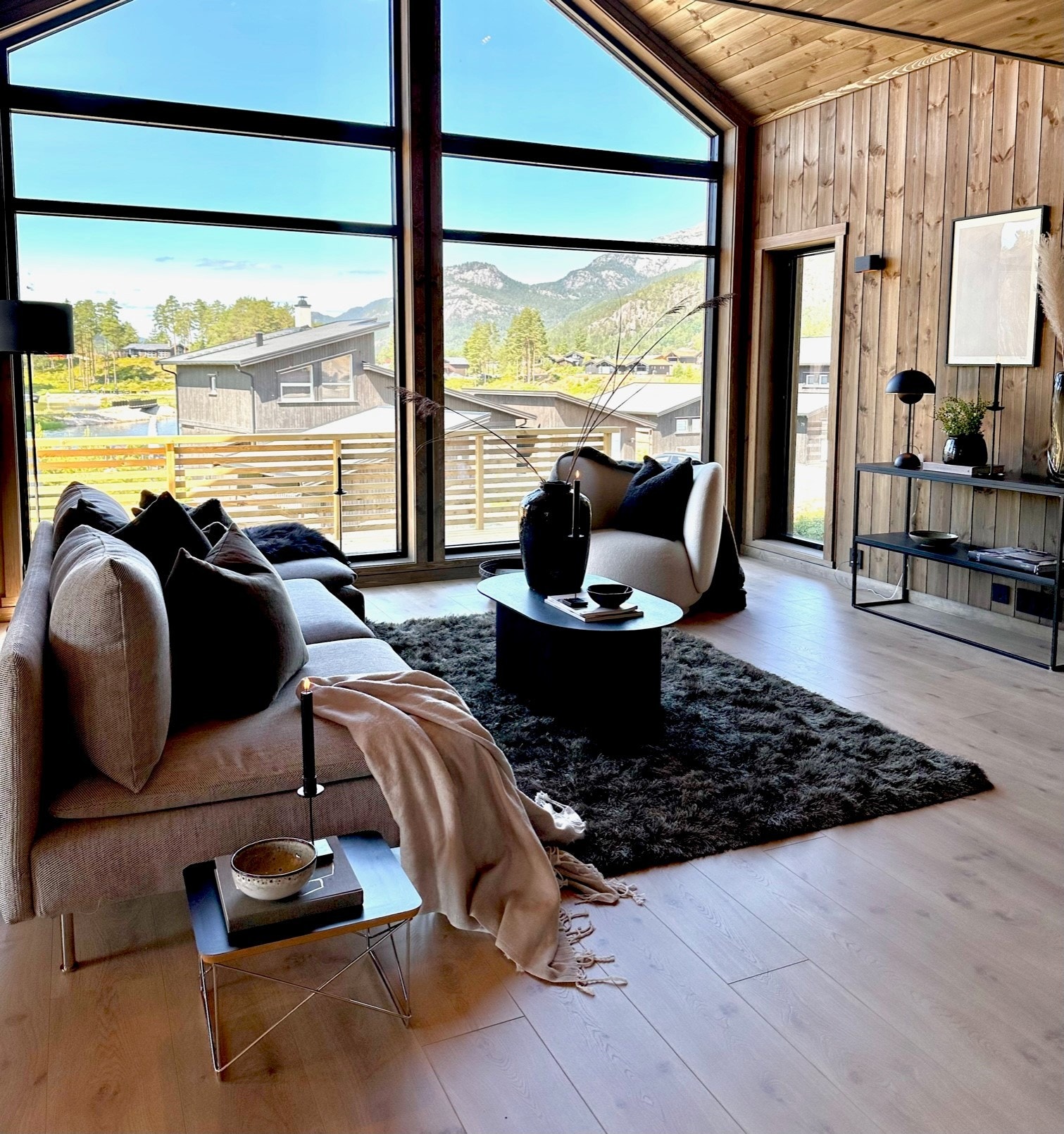 Luftig stor stue. Galleribilde