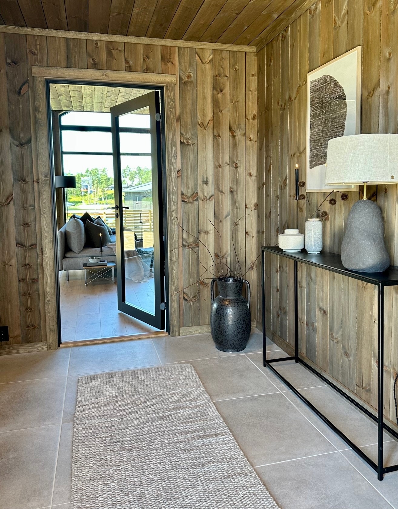 Romslig gang med gjennomlys. Galleribilde