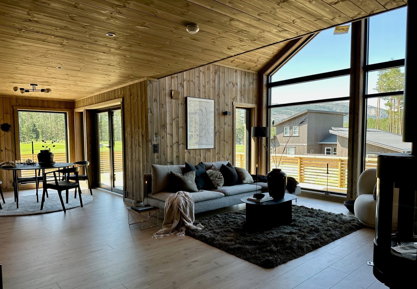 Stue og spisestue. Galleribilde