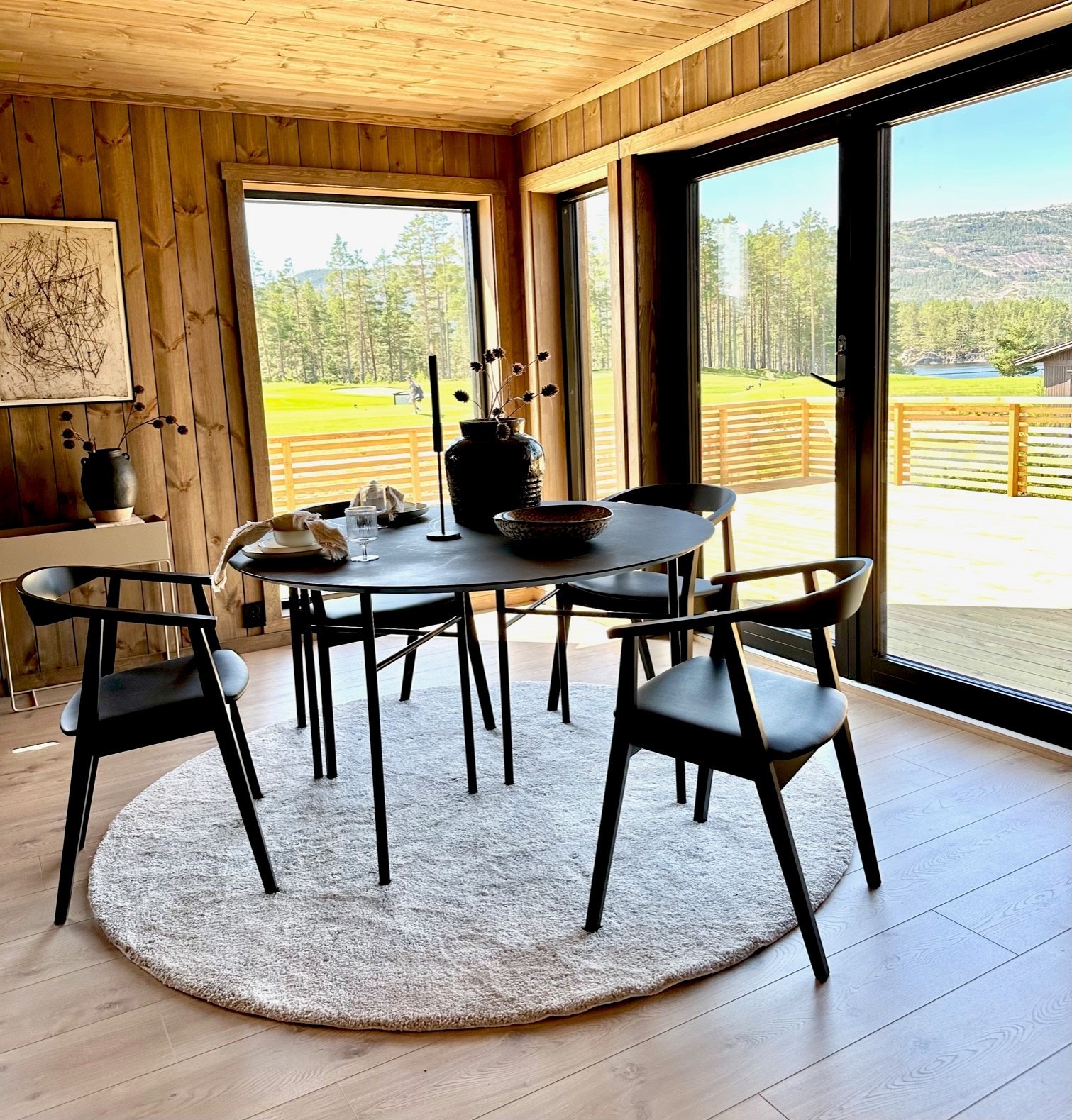 Koselig spiseplass med nydelig utsikt og utang til terrasse. Galleribilde