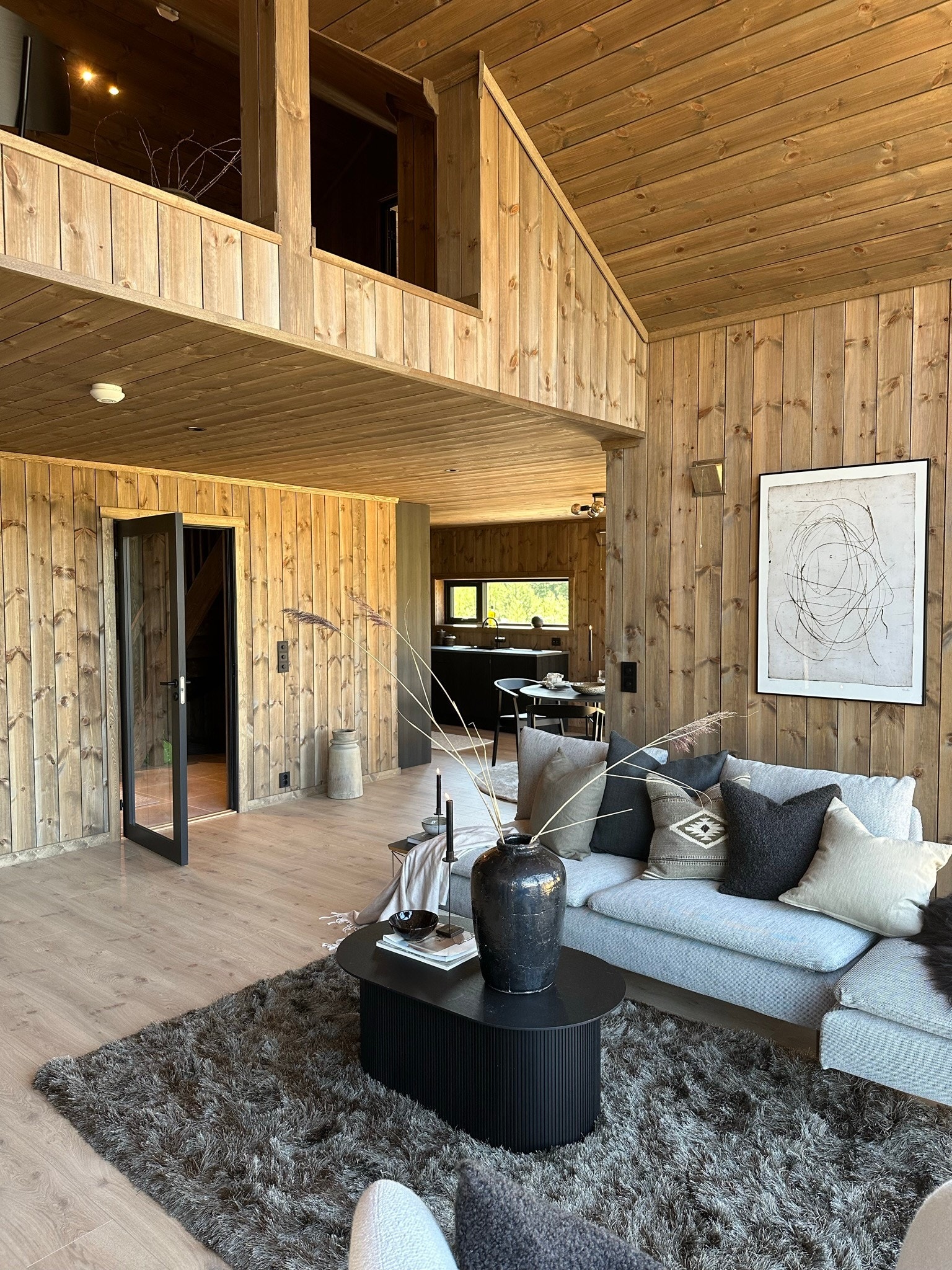 Høyt under taket og med glass fra hems mot stuen. Galleribilde