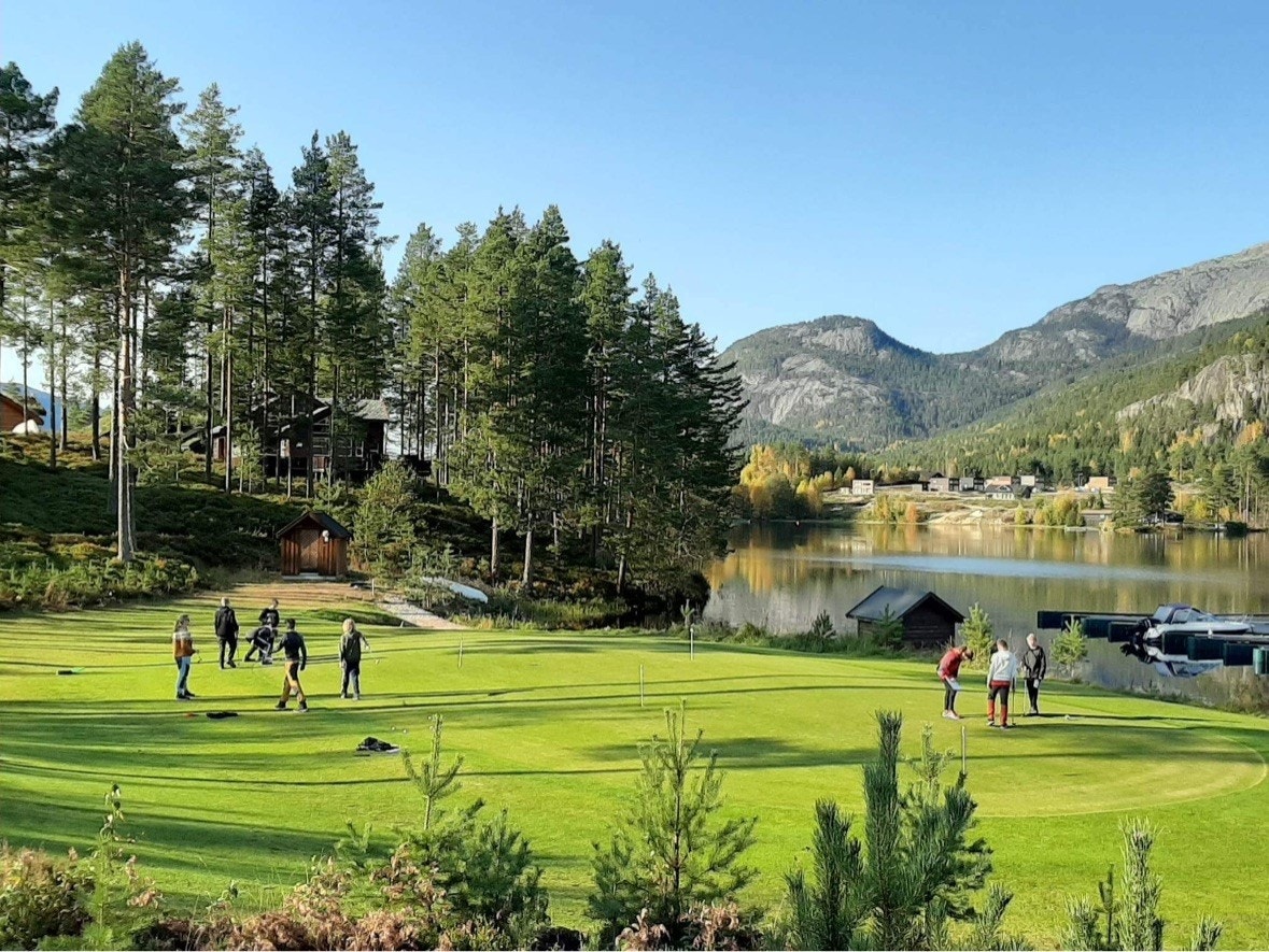 Gå inn på www.vradalgolfoghyttepark.no og les mer om golfbanen og hva stedet har å tilby. Galleribilde