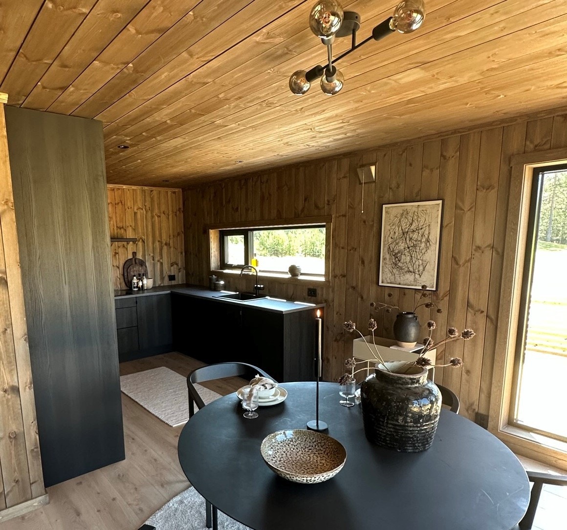 Spisestue mot kjøkken Galleribilde