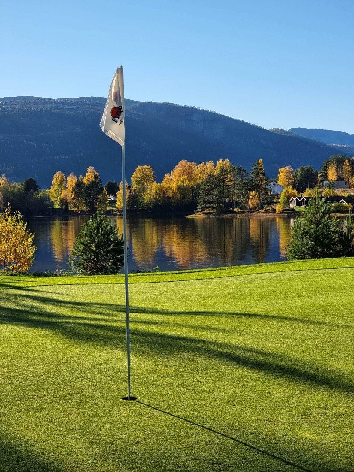 Flott 9-hulls golfbane rett i nærheten av hytta. Galleribilde