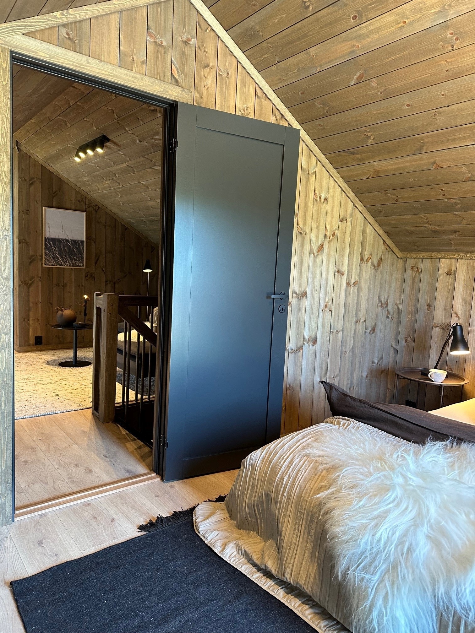 Soverom nr 1 - koselig loftsstue like utenfor. Galleribilde