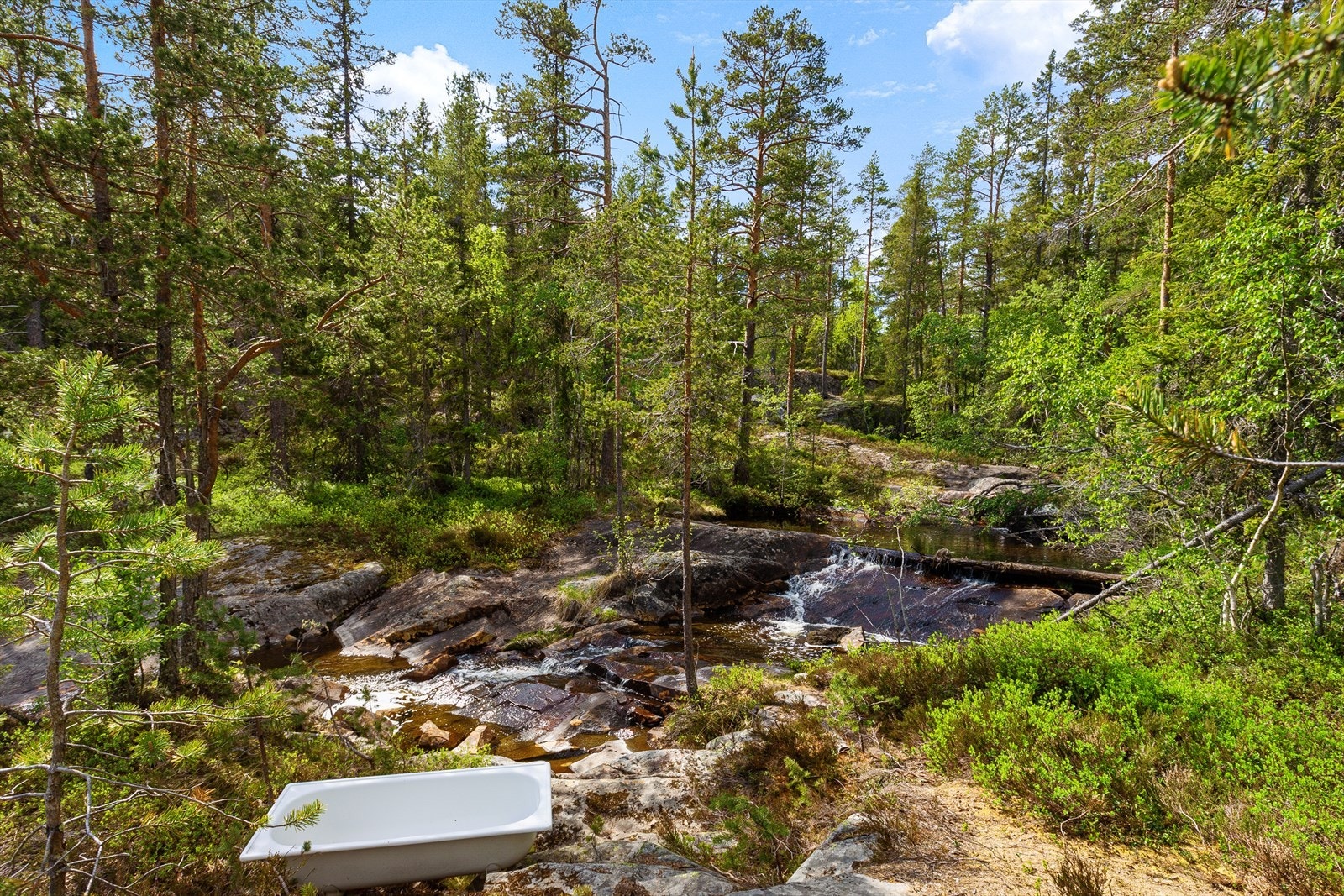 Rett ved eiendommen så renner det en bekk Galleribilde