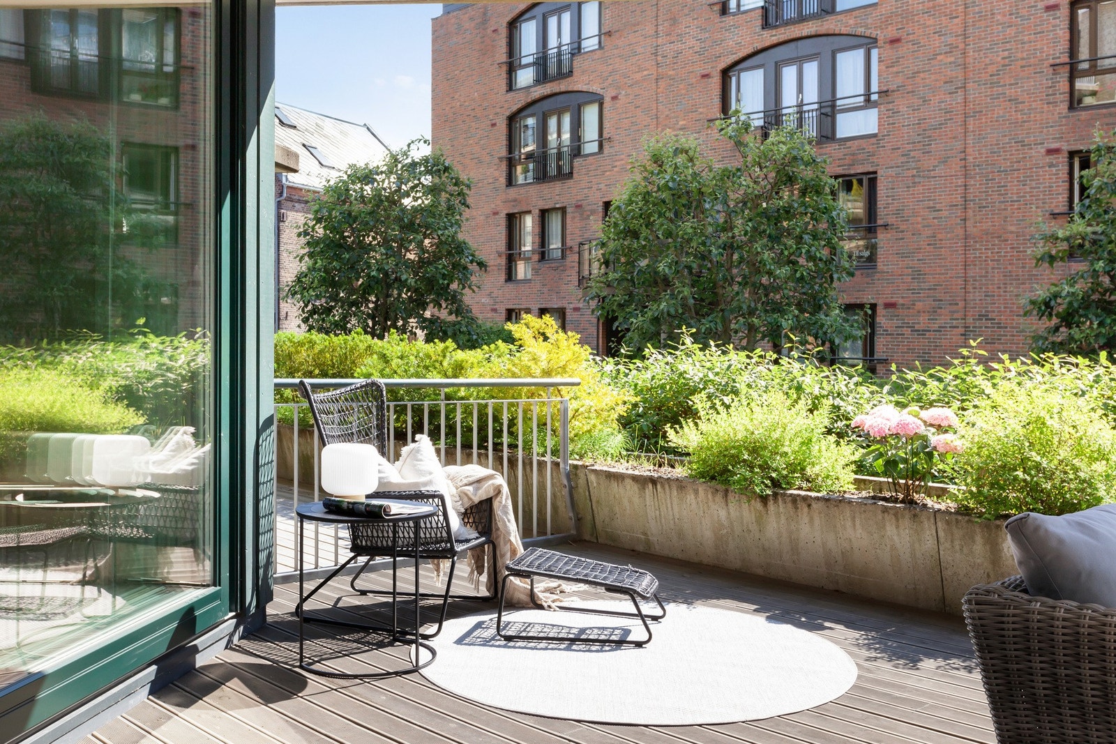 Privat terrasse - tilbaketrukket, men samtidig nært nok til å få smaken av Nedre Elvehavn. Galleribilde