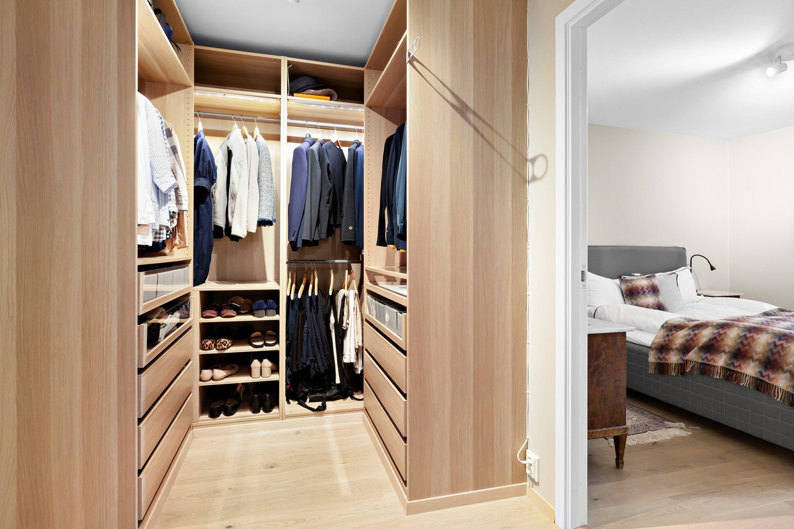 Meget praktisk og lekker walk-in garderobe i tilknytting til hovedsoverommet og badet. Galleribilde