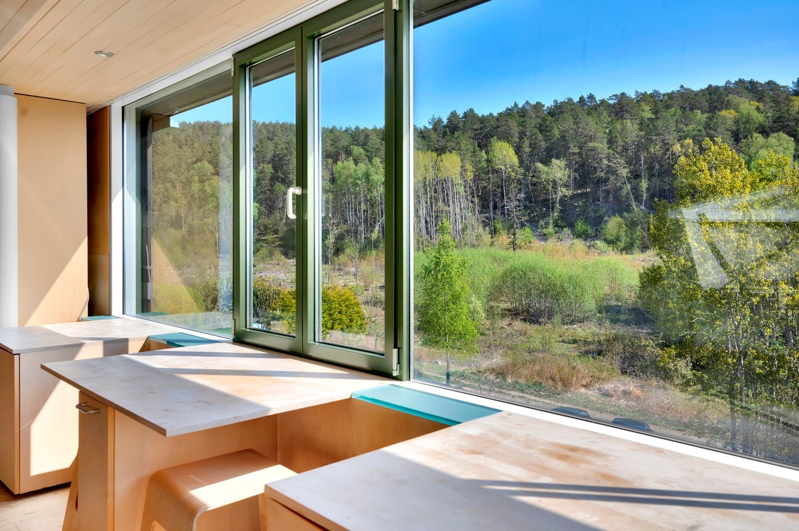 Et utmerket sted å innta morgenkaffen. Bord og skap er fra Multiform AS. Galleribilde