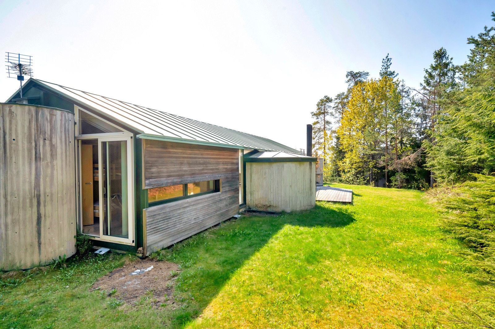 To runde betongseksjoner, trapperom og peisblokk er plassert utenfor bygningskroppen. Galleribilde