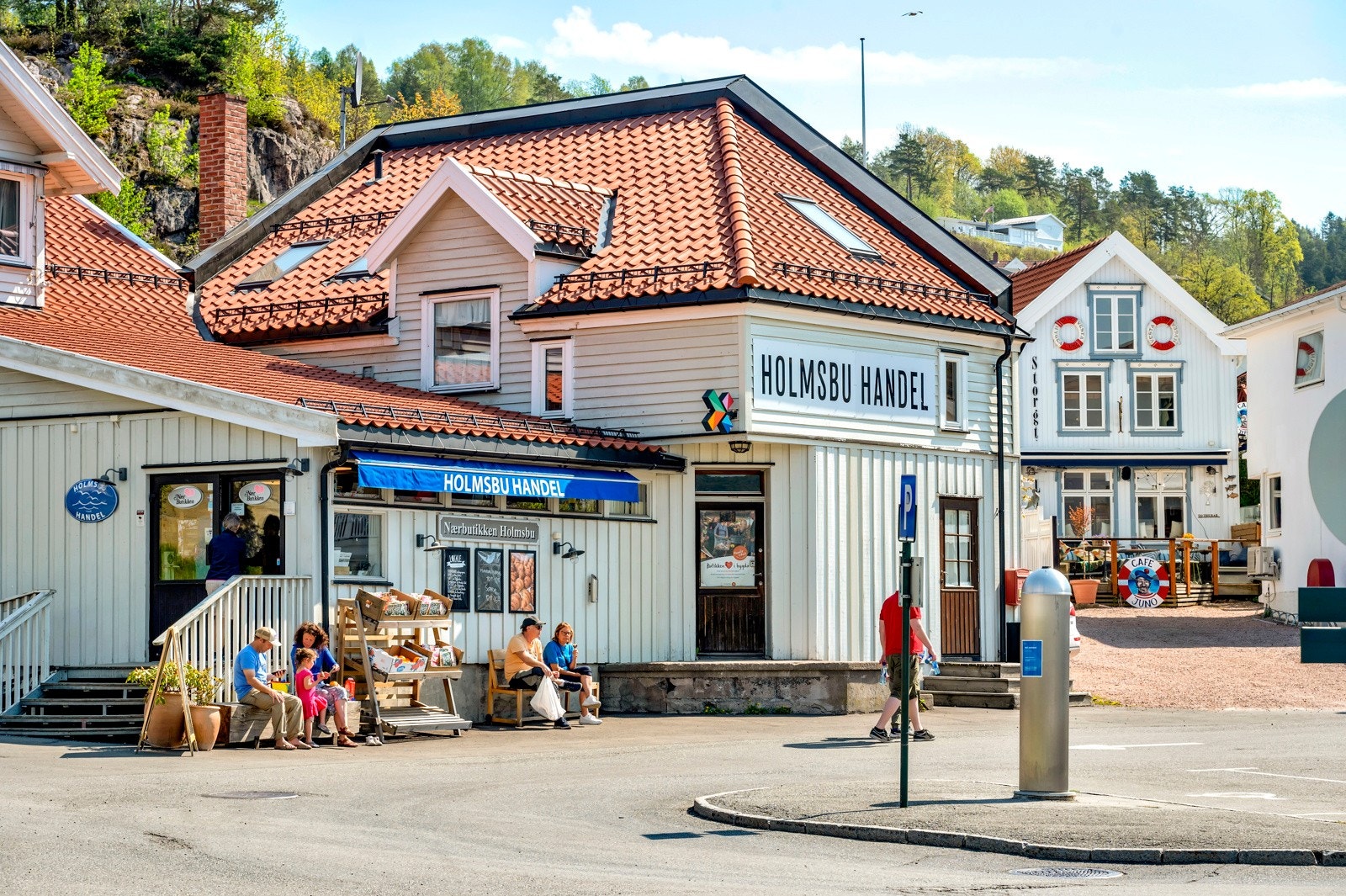 Holmsbu sentrum kan på sommerstid by på yrende folkeliv og sørlandsidyll. Galleribilde
