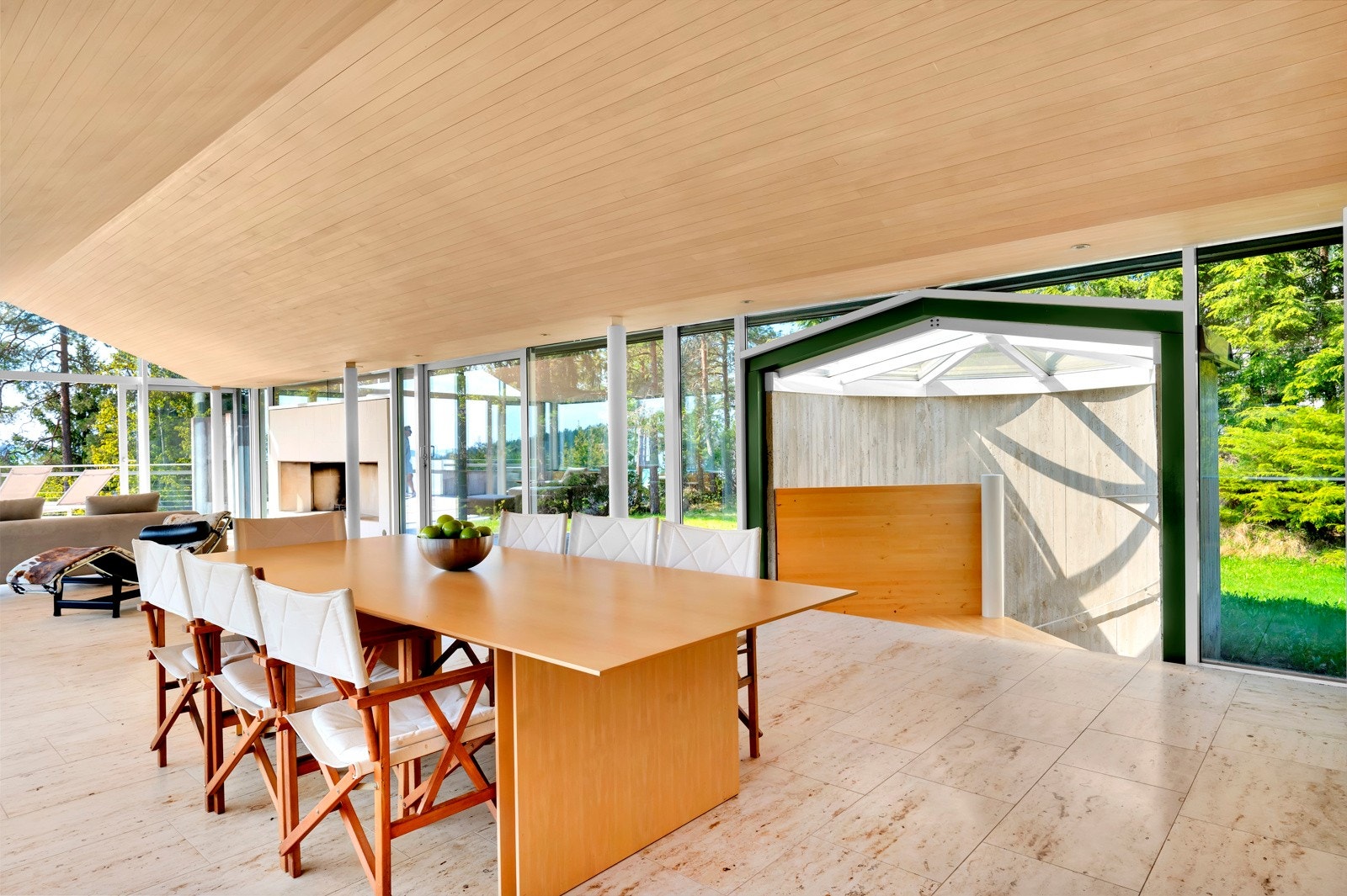 Innertaket med diskre innfelte høytalere er bygd opp av 21 mm tykke heltre bjørkefiner lameller. Galleribilde