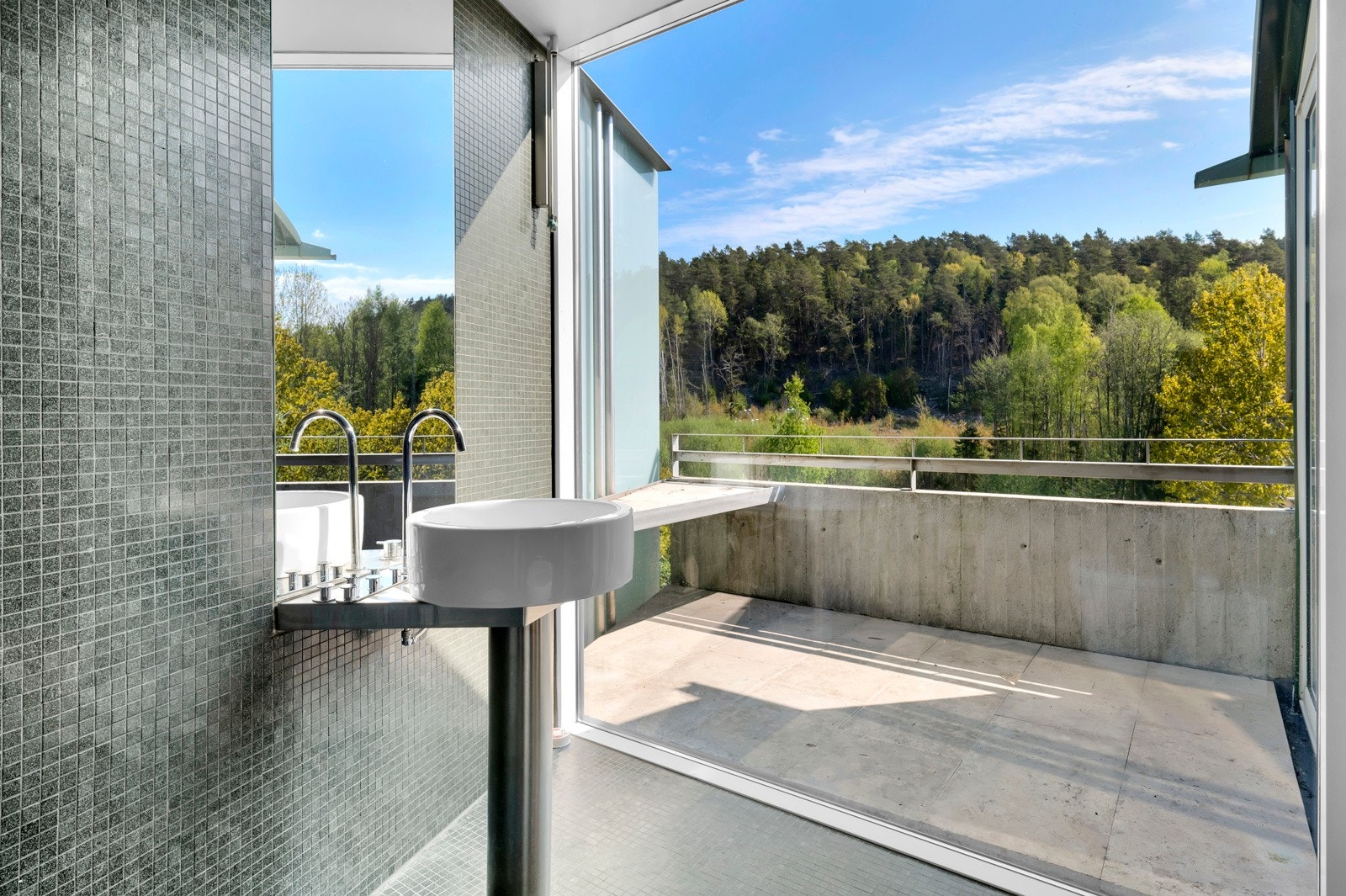 Badet ligger i enden av hytta med adkomst fra begge soverom i hovedetasjen. Galleribilde