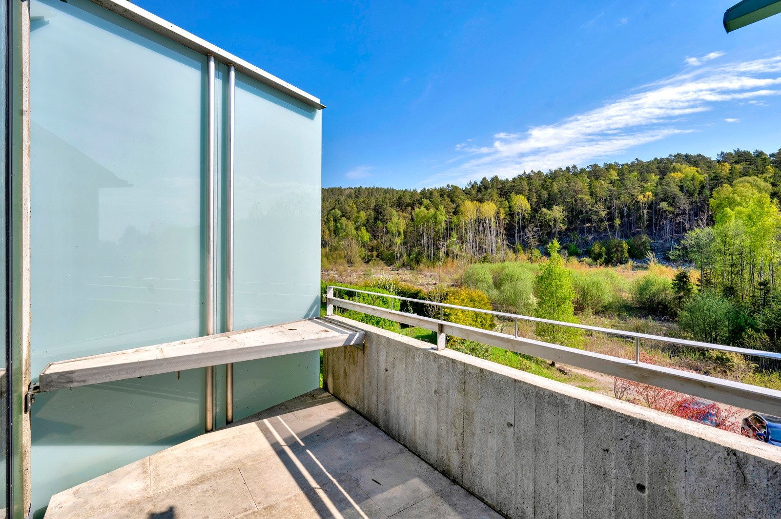 Adkomst fra hovedsoverom til balkong på ca. 4 kvm uten innsyn. Galleribilde