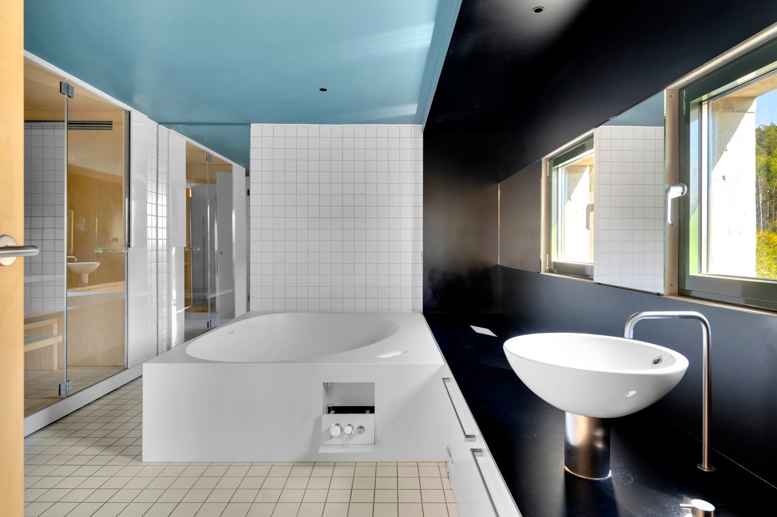 Romslig bad i underetasjen innredet med formstøpt badekar, dusjhjørne og plassbygd innredning langs yttervegg. Galleribilde