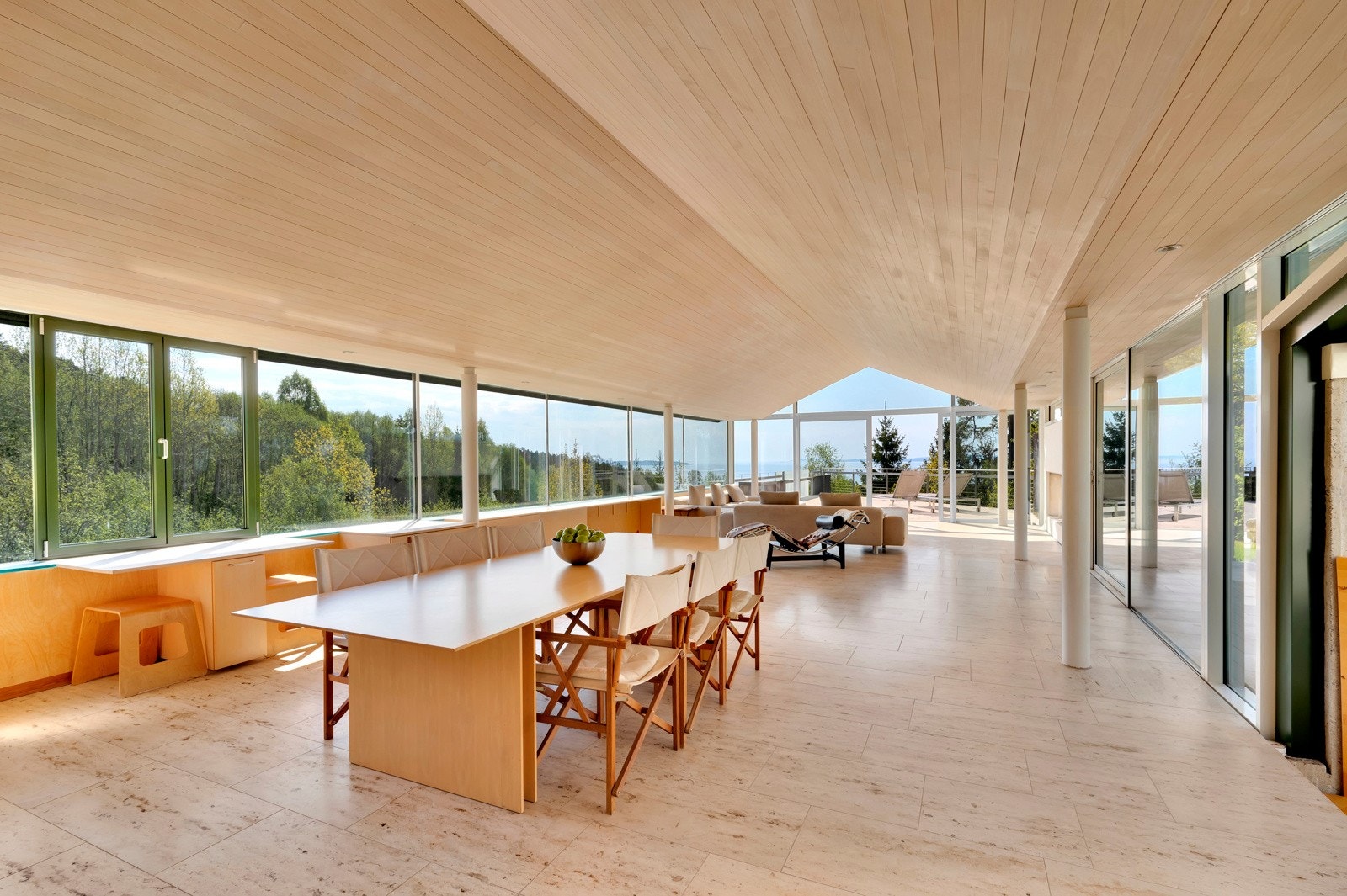 Hovedoppholdrommet med stue og kjøkken har flere soner som kan ta pusten fra deg. Galleribilde