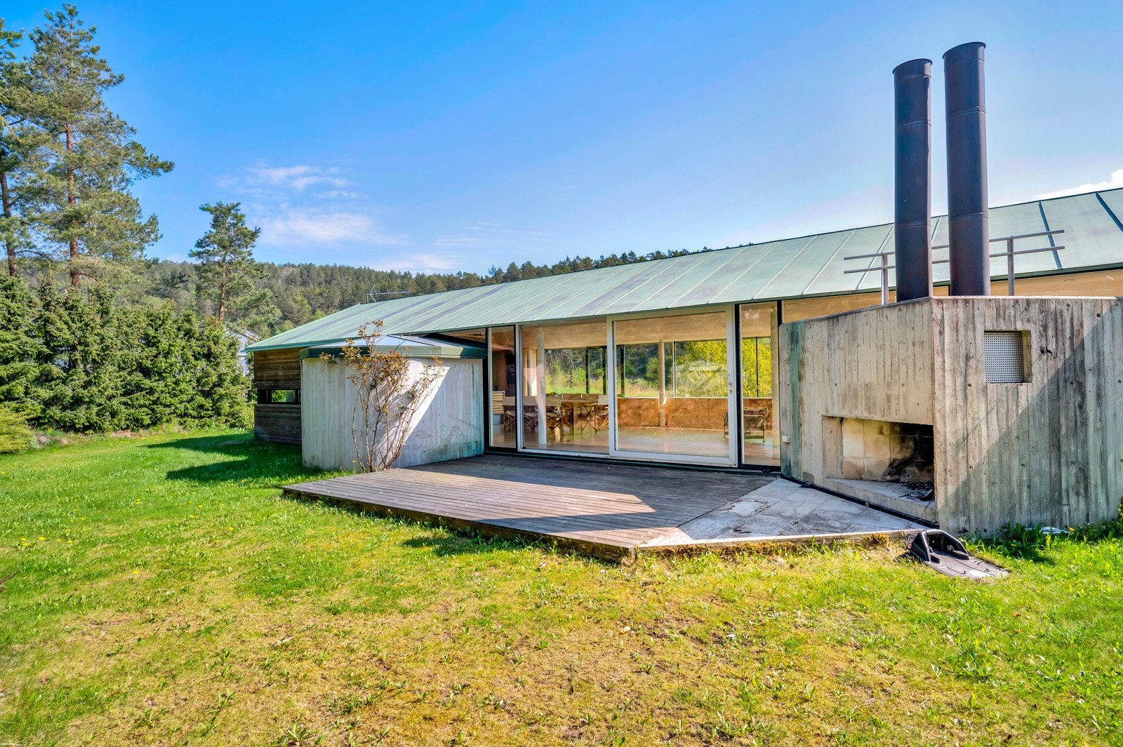 Terrasse på ca. 20 kvm med åpen peis og videre adkomst til idyllisk og romslig gressplen. Galleribilde