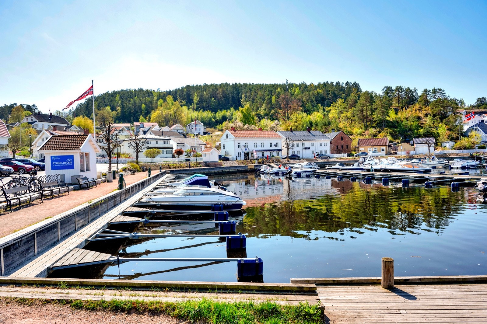 Kort kjøreavstand til Holmsbu sentrum med sjarmerende bebyggelse, butikker, båthavn og fine resturanter. Galleribilde