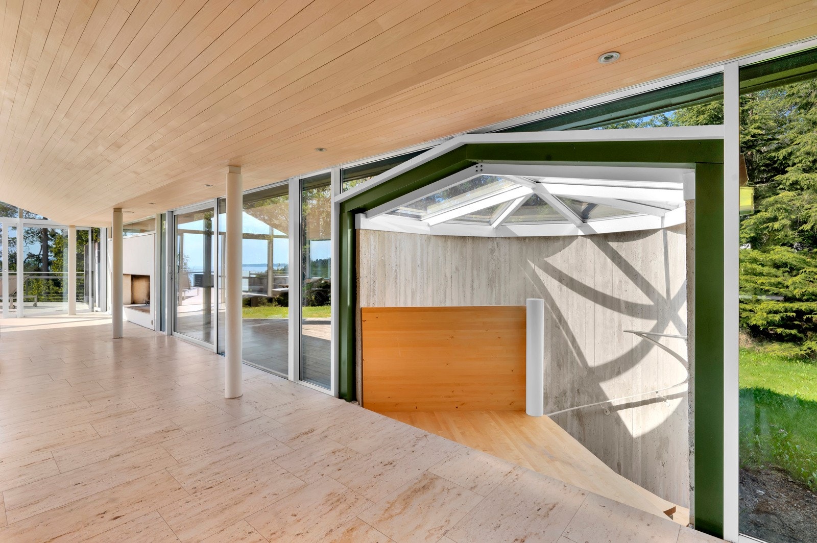 Det prismeformete glasstaket slipper dagslyset helt ned i bunn av trappen. Galleribilde