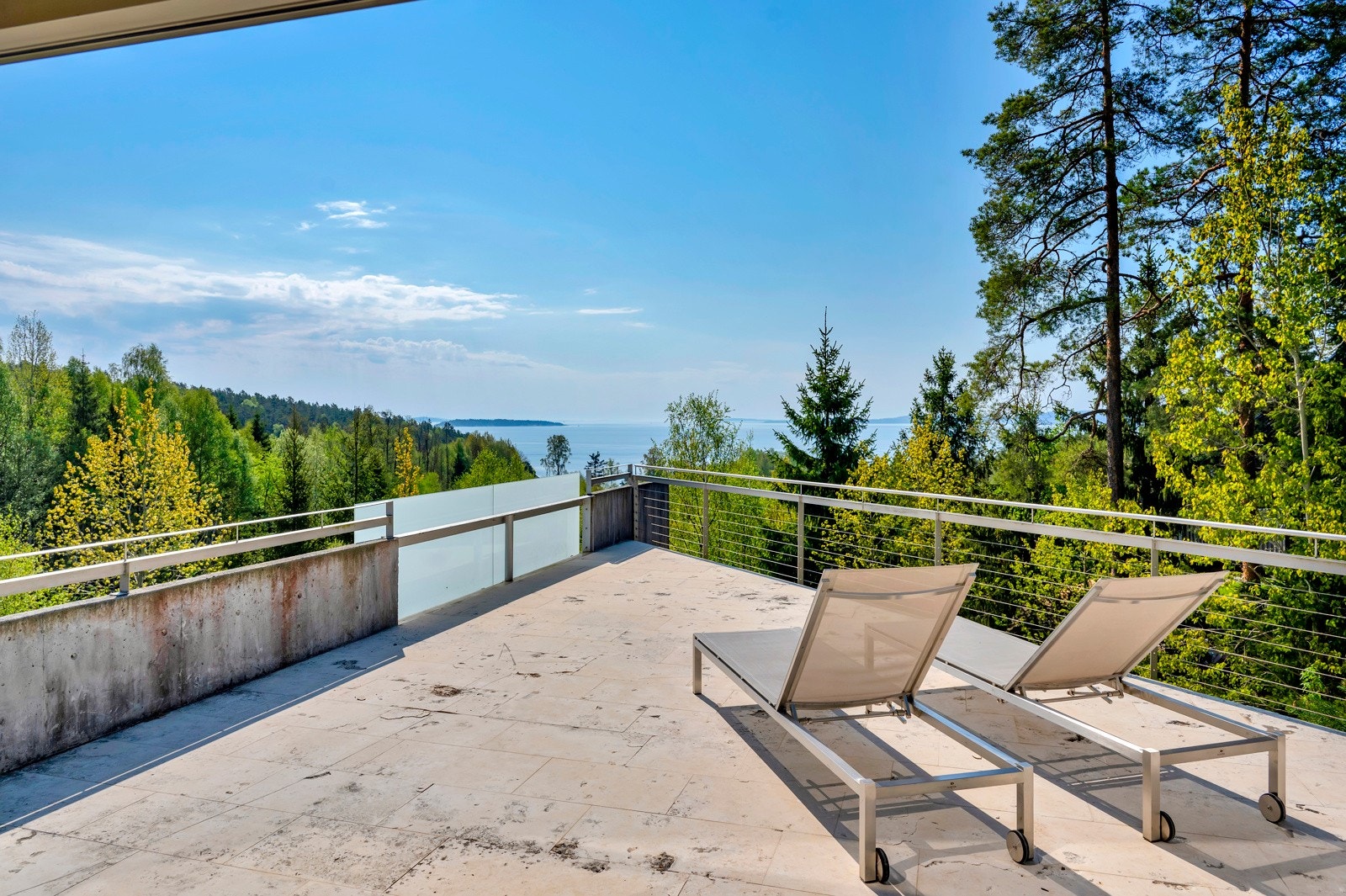 Hovedterrassen er på ca. 39 kvm og formet som baugen på en båt. Galleribilde