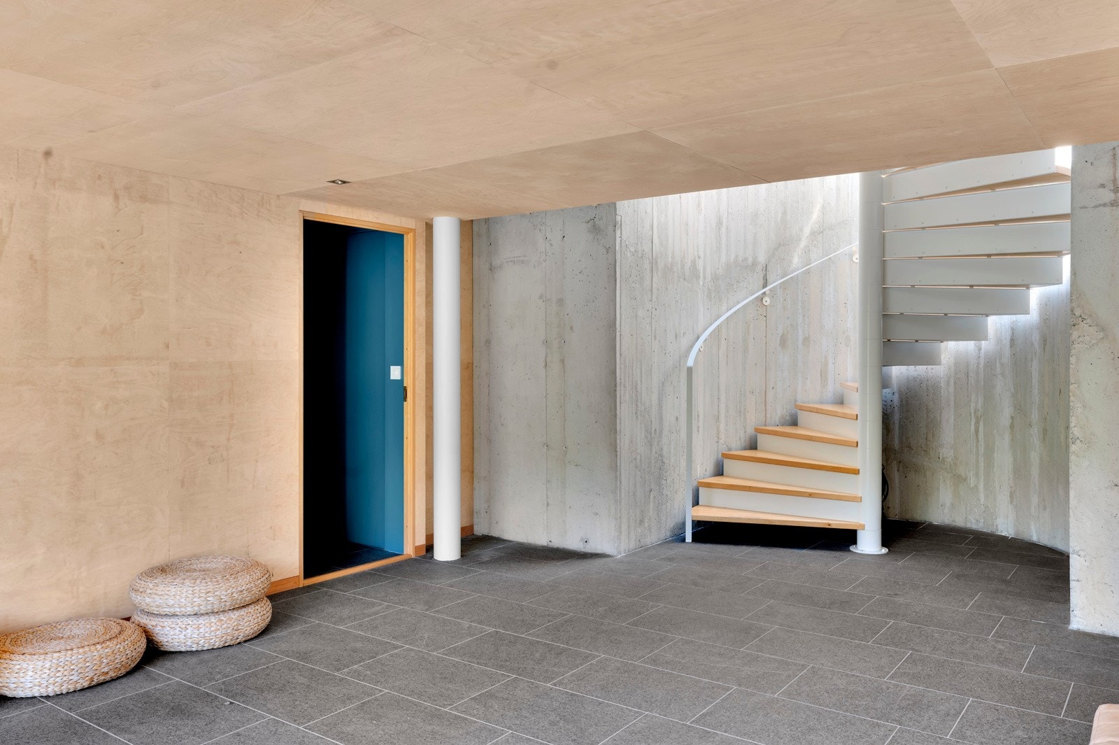 Trappen snor seg som en moderne skulptur mellom de to etasjene. Galleribilde