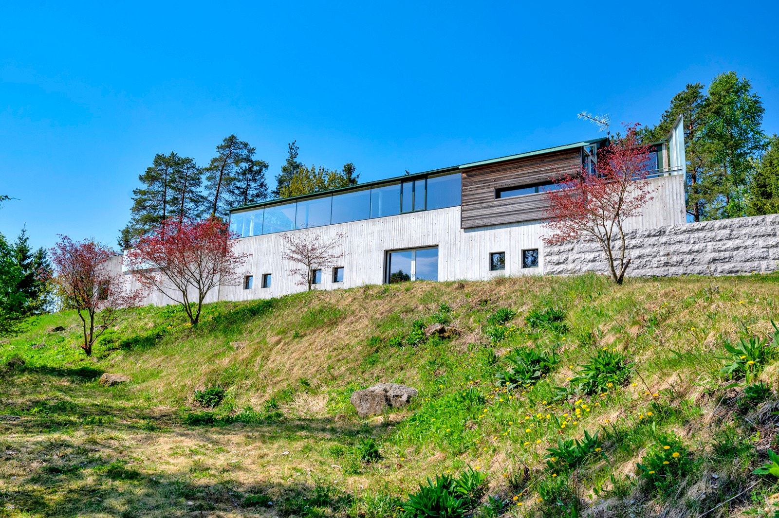 Hytta ligger usjenert og fint til på et høydedrag med stor tomt på 1 543 kvm og flere solrike uteplasser. Galleribilde