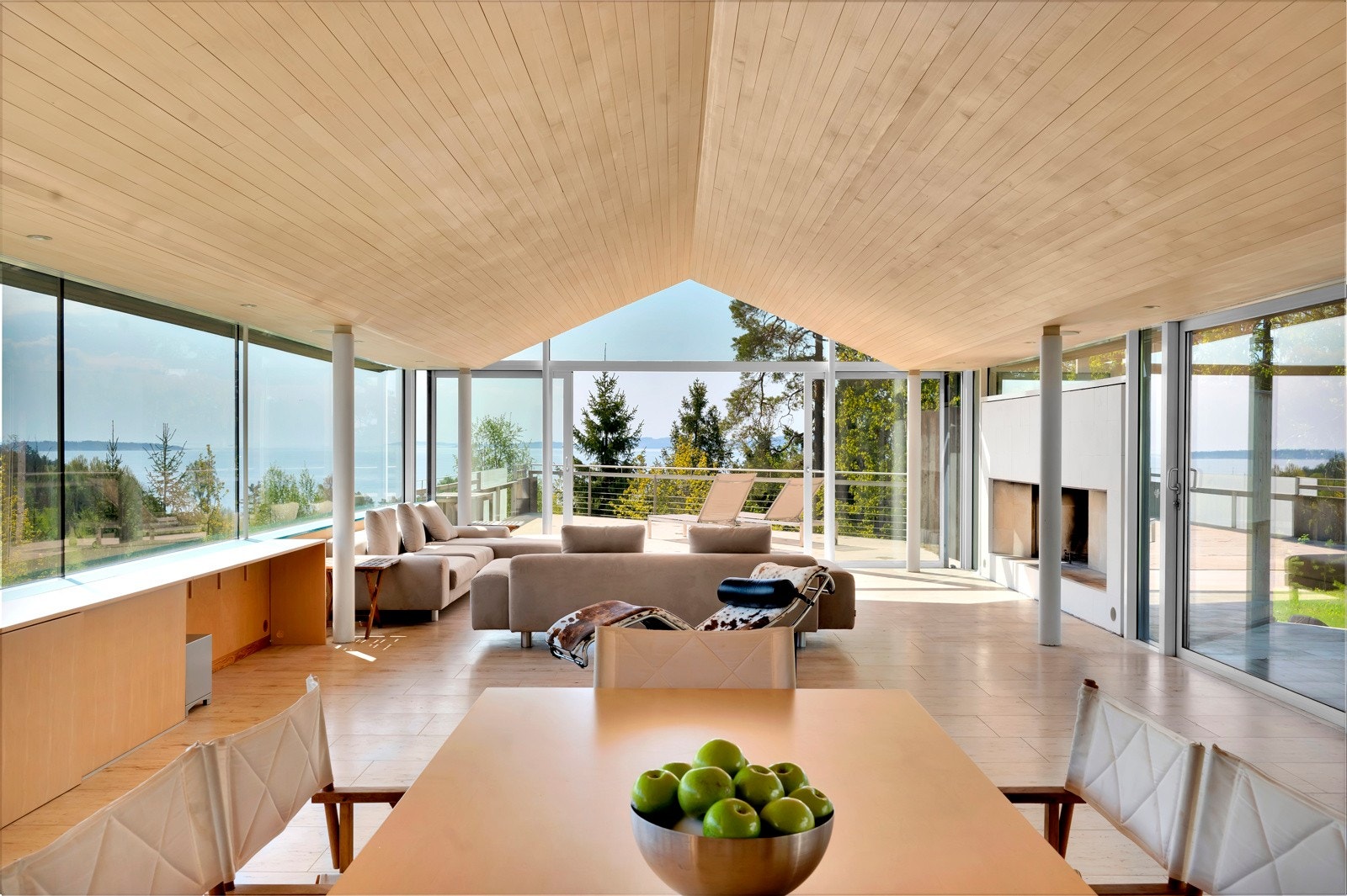 De store glassdørene åpner hele fronten av hytta rett mot utsikten. Galleribilde