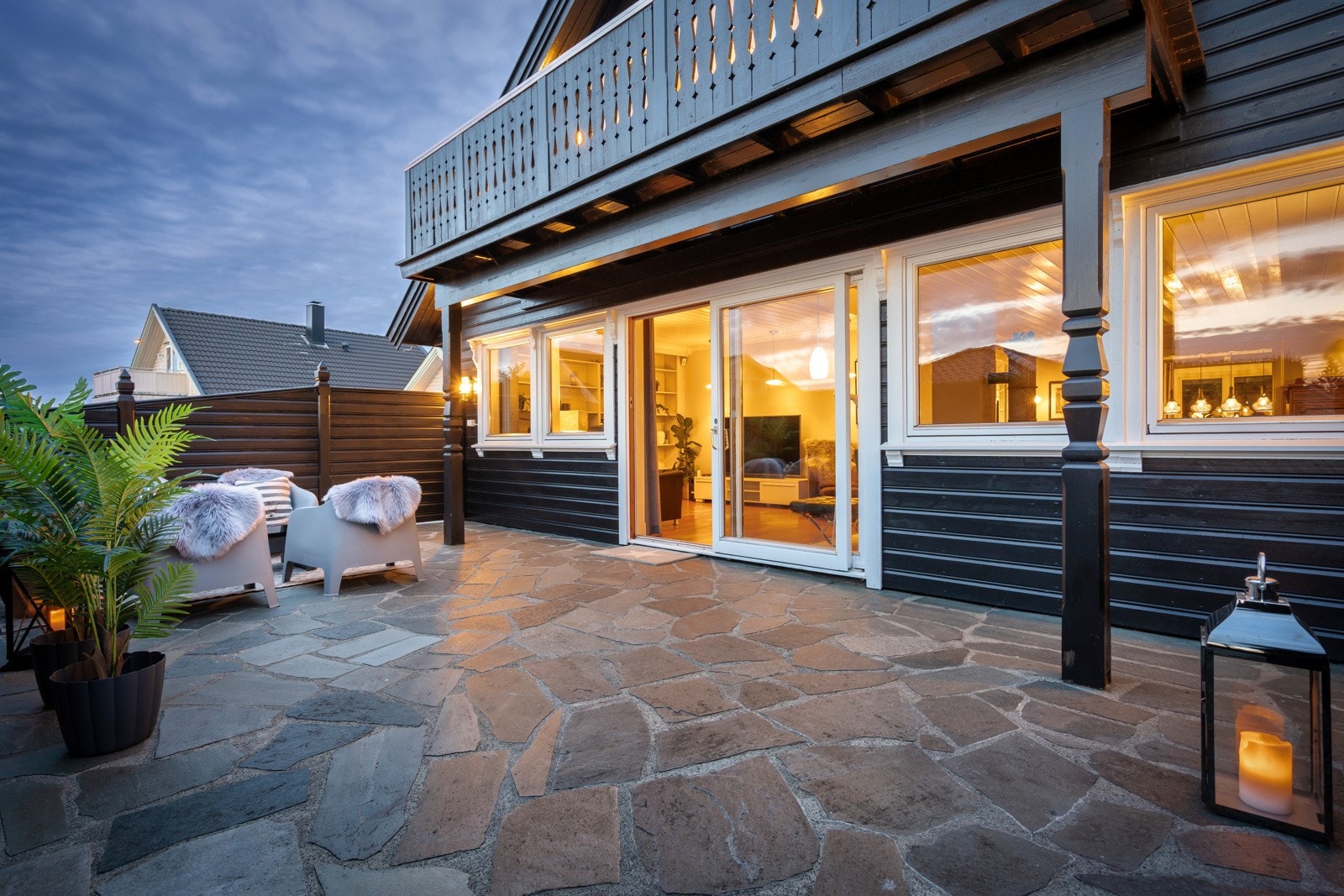 Romslig hellelagt terrasse med utgang fra stuen. Galleribilde