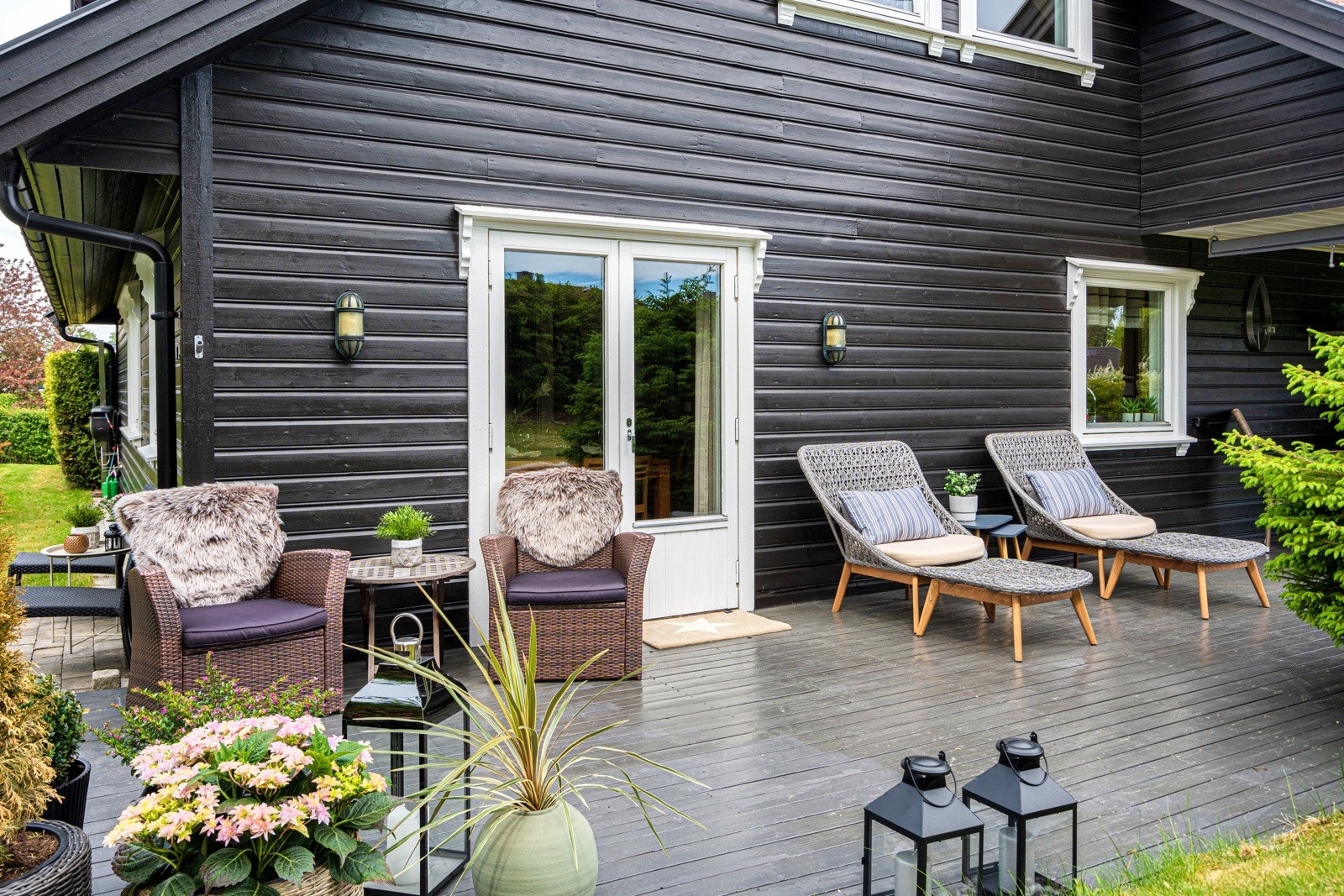 Sydvendt og solrik terrasse med utgang fra kjøkken. Galleribilde
