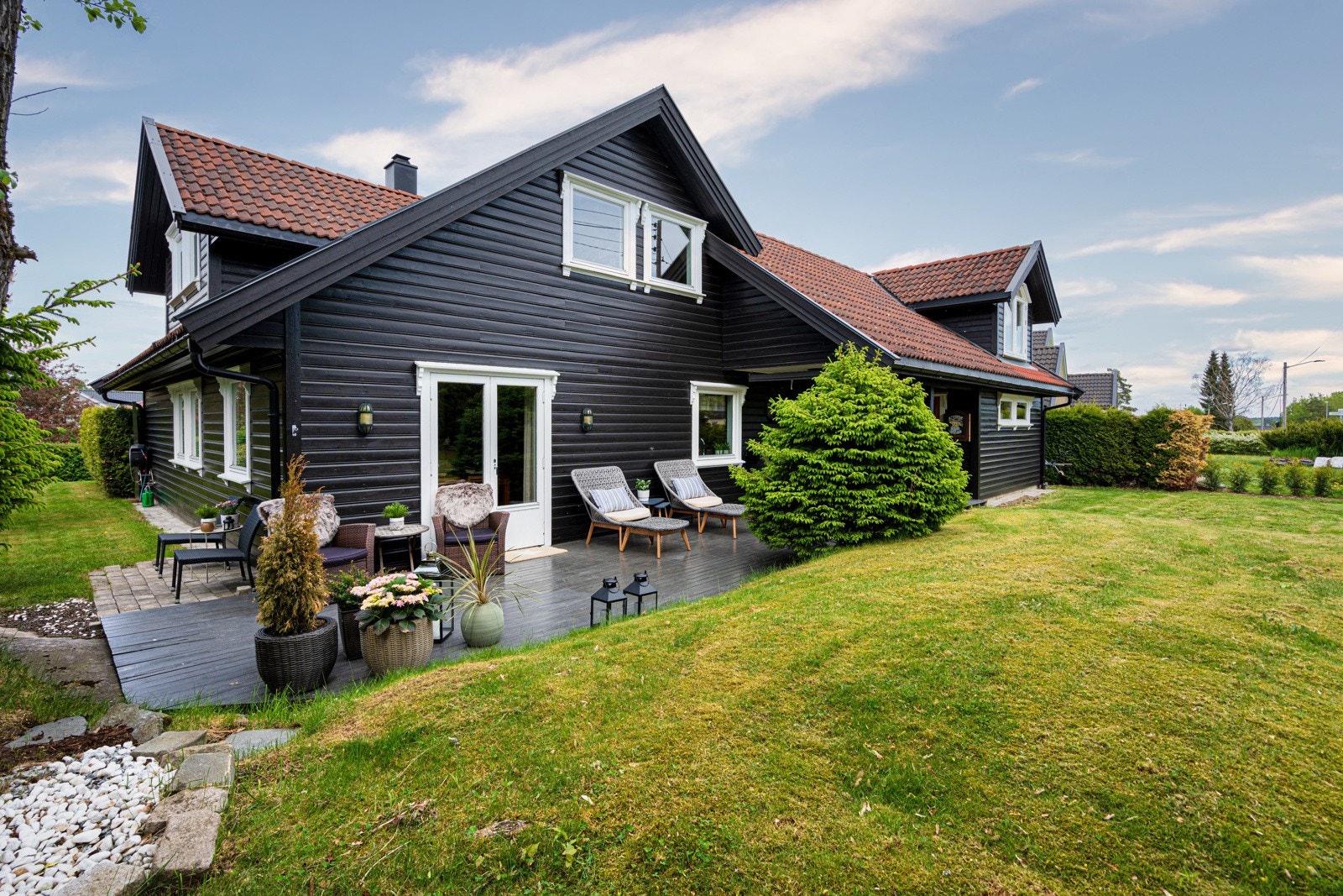 Romslig hage med plenarealer, beplantninger og hekk. Galleribilde