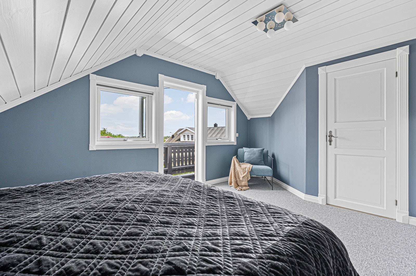 Romslig hovedsoverom med egen balkong. Inngang til bod/walk in closet. Galleribilde