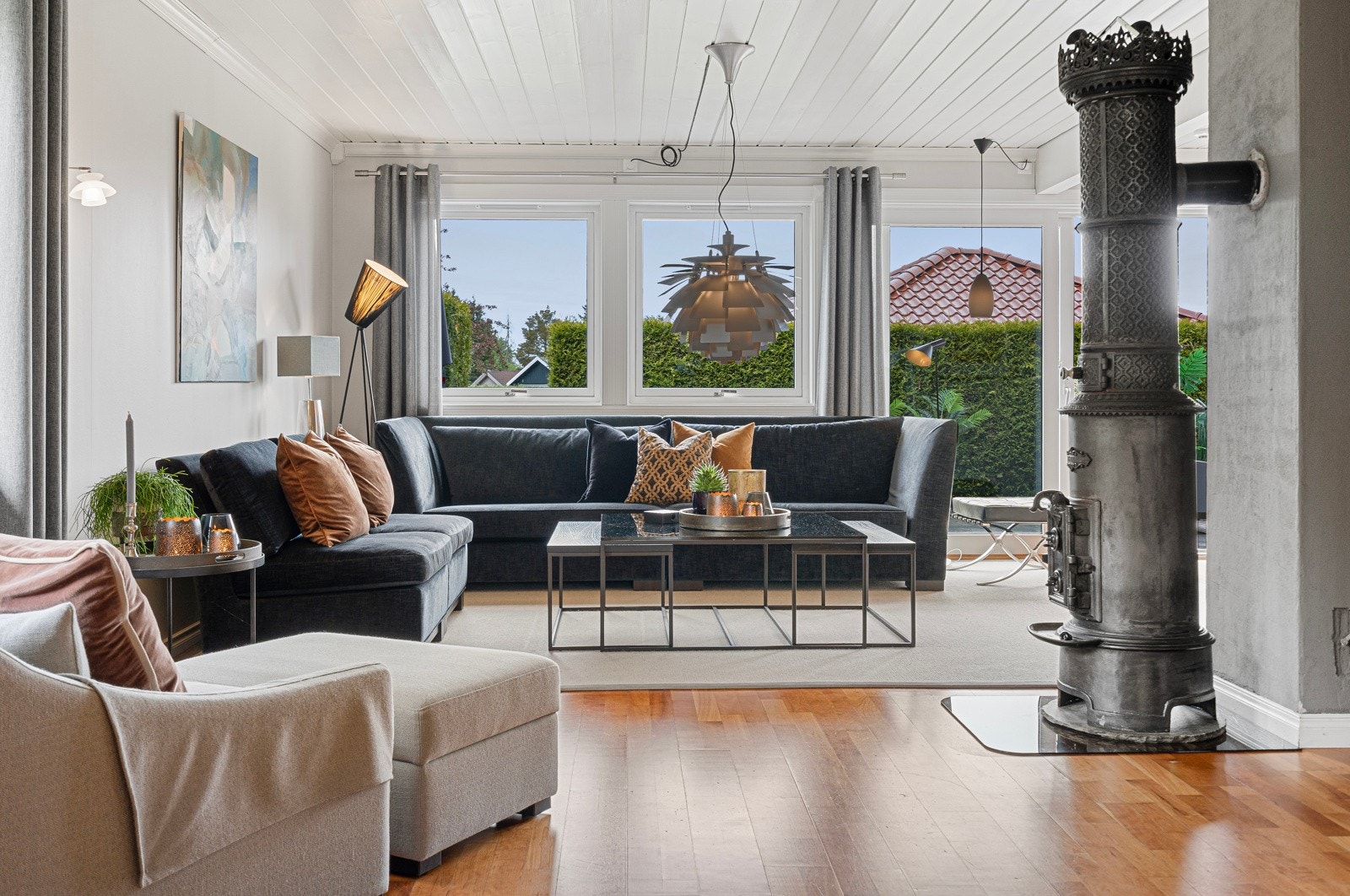 Utgang til romslig hellelagt terrasse på 34 kvm. Galleribilde