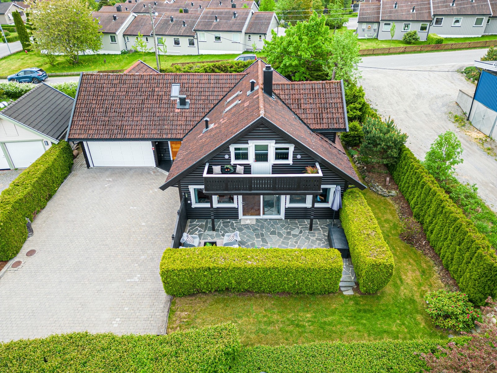 Pent opparbeidet innkjørsel/gårdsplass med belegningsstein. Galleribilde