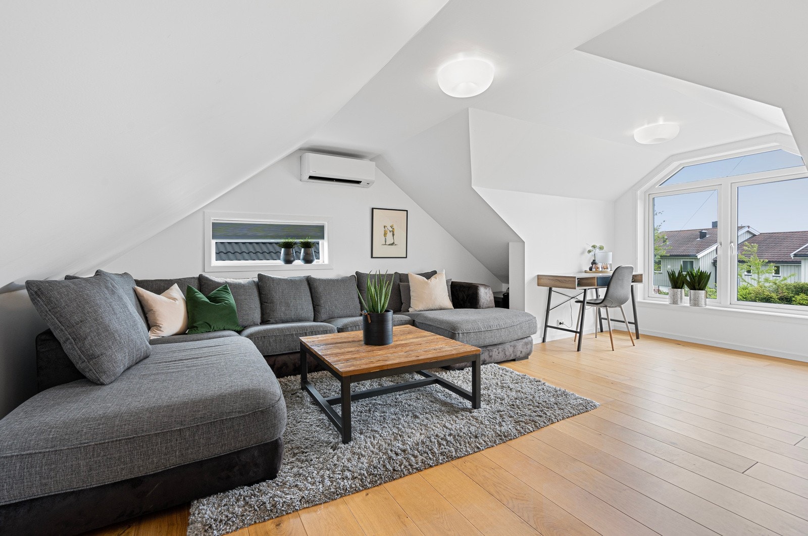 Loftsstuen har god plass til sofa og ytterligere møblement. Galleribilde