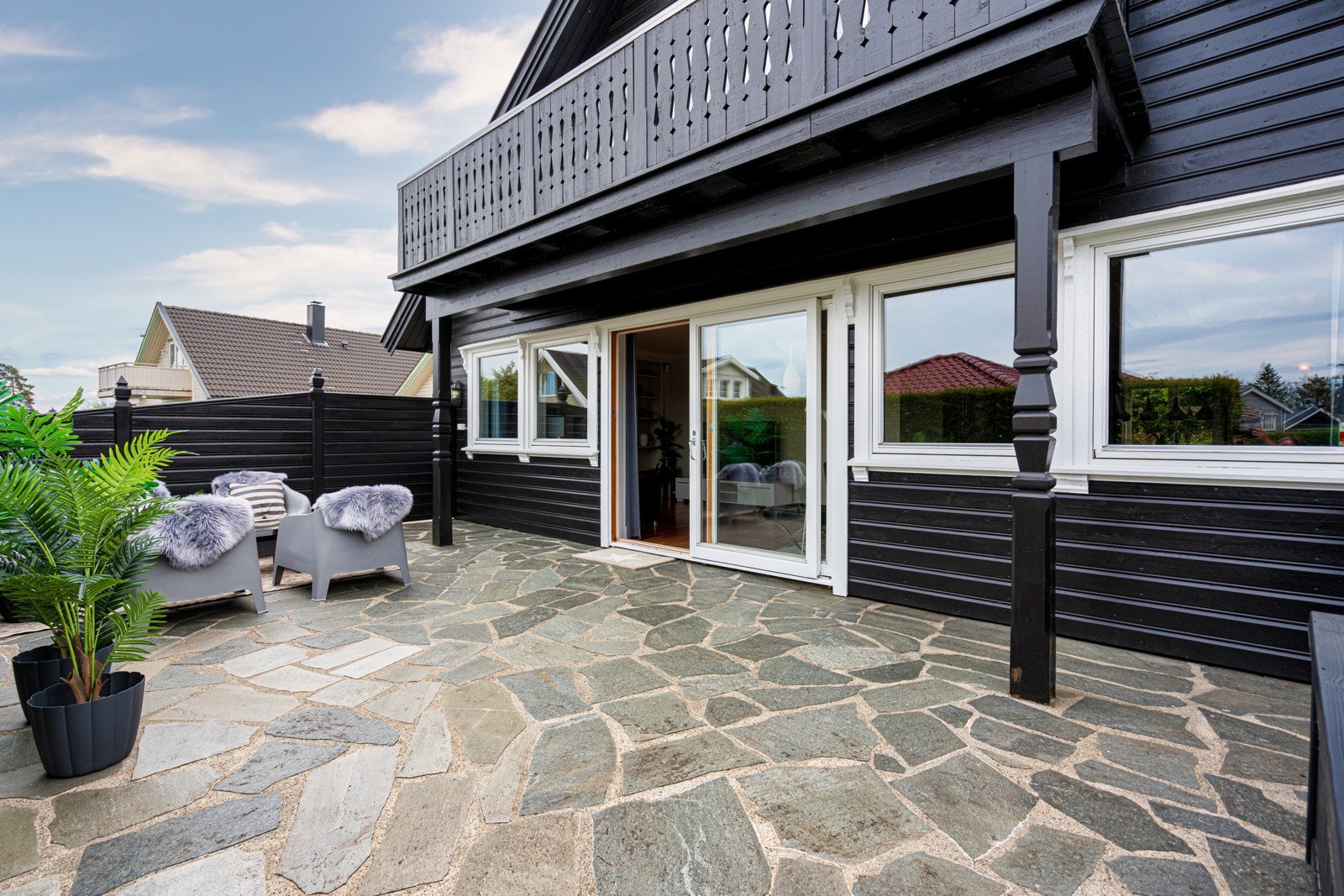 Romslig terrasse med utgang fra stue. Galleribilde