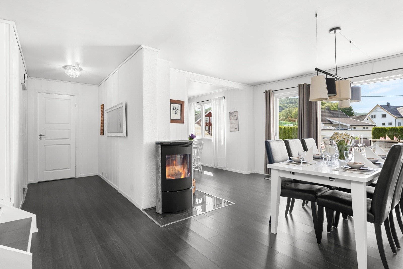 Hyggelig stue med plass til flere sittegrupper og spisebord Galleribilde