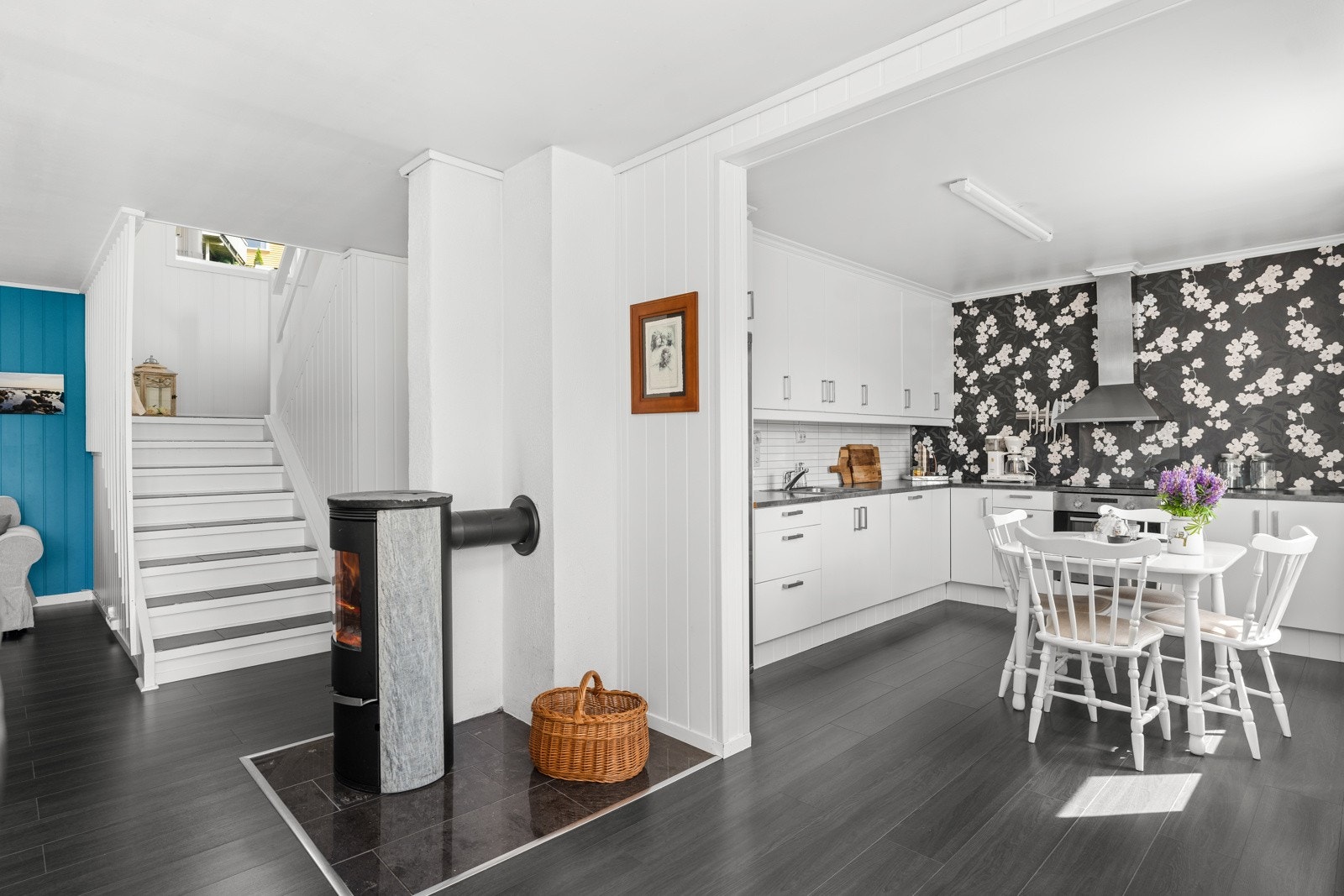 Det er åpnet opp mellom stua og kjøkkenet Galleribilde