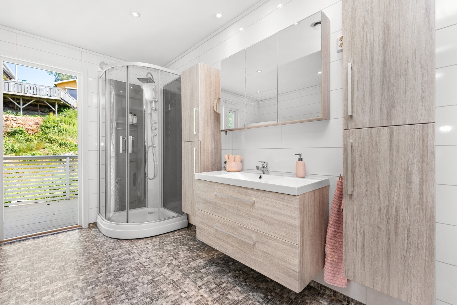 Romslig bad/vaskerom i 2.etasje. Herfra er det utgang til en liten terrasse. Galleribilde