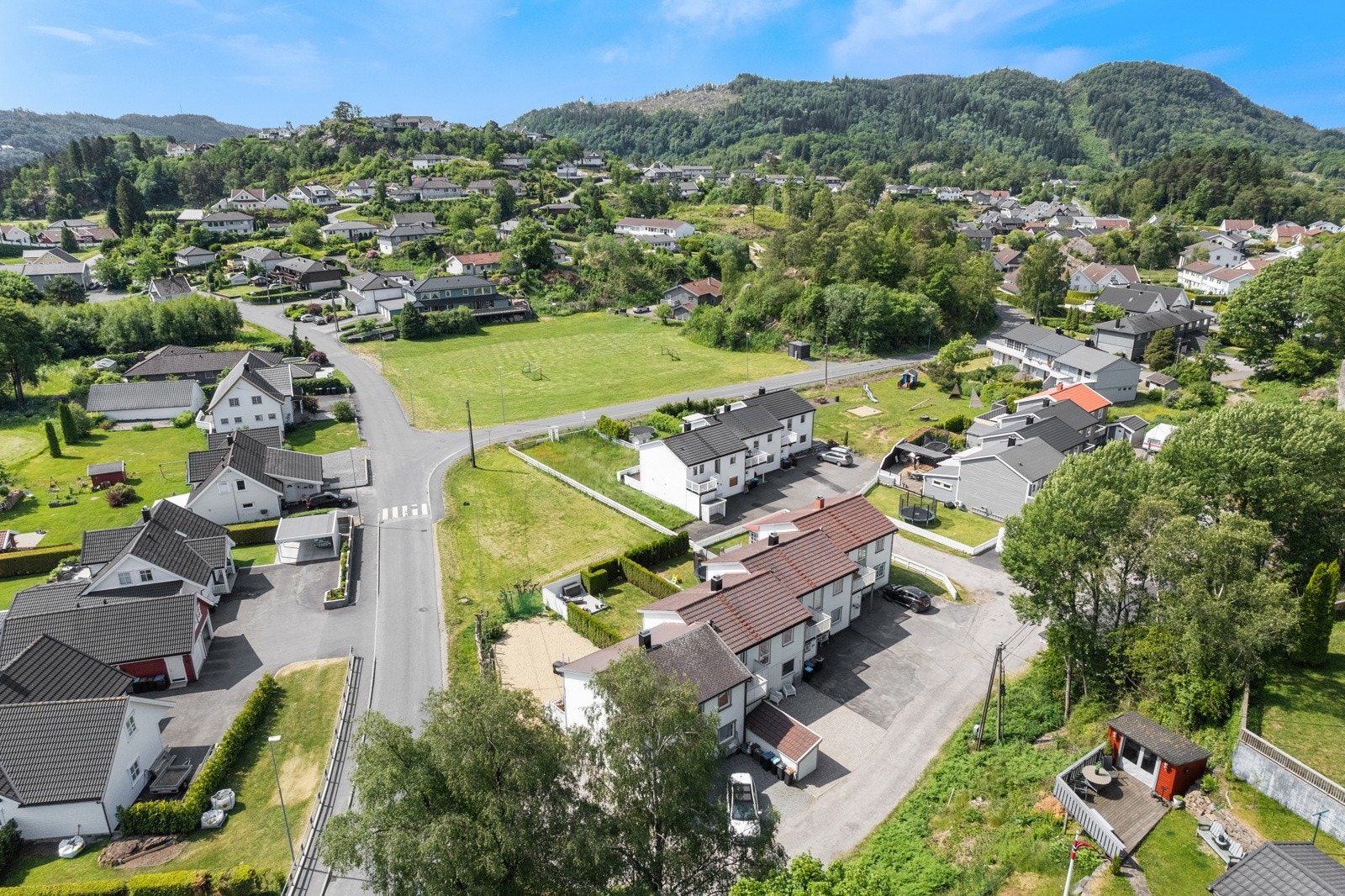 Lekeplass og fotballøkke i umiddelbar nærhet Galleribilde