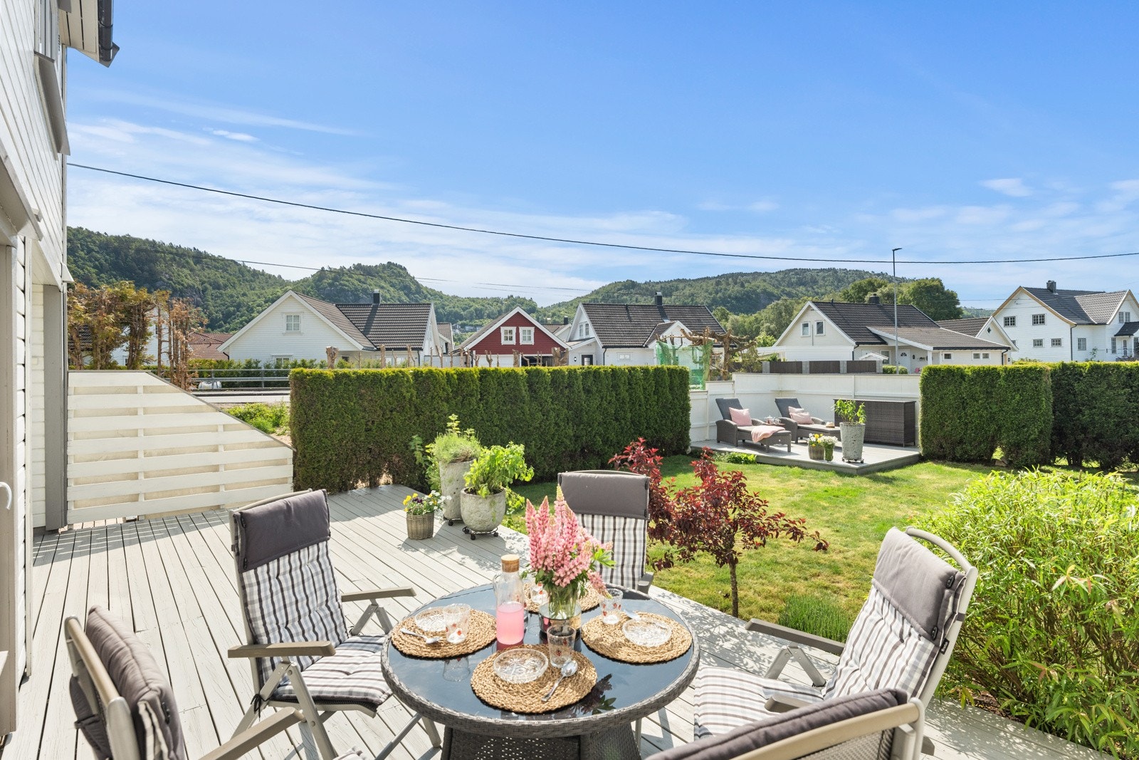 Solrik tomt med hyggelige uteplasser Galleribilde