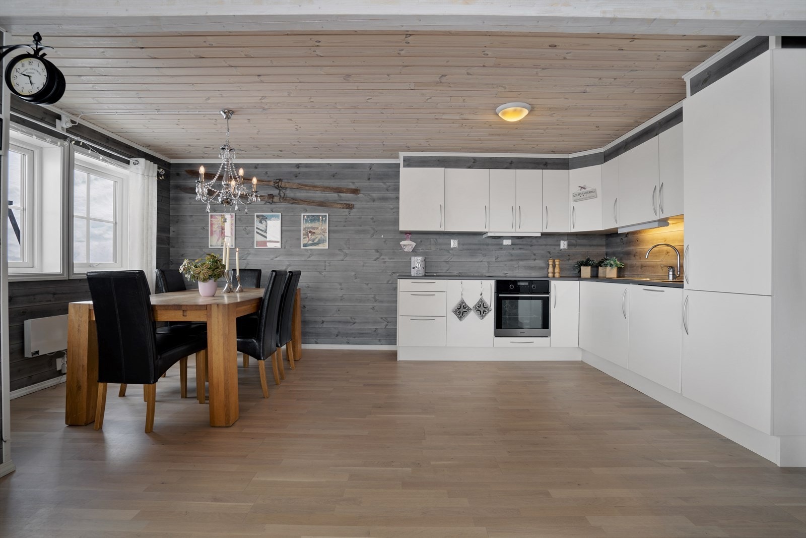 God plass til å samles i hyggelig lag rundt spisebordet Galleribilde