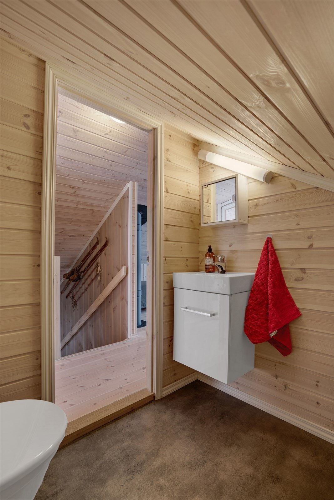 Praktisk toalettrom i loftsetasjen Galleribilde