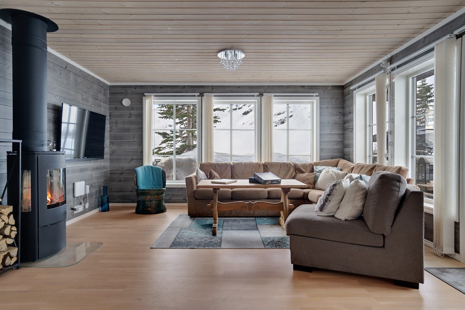 Koselig stuedel med fin utsikt mot omgivelsene Galleribilde