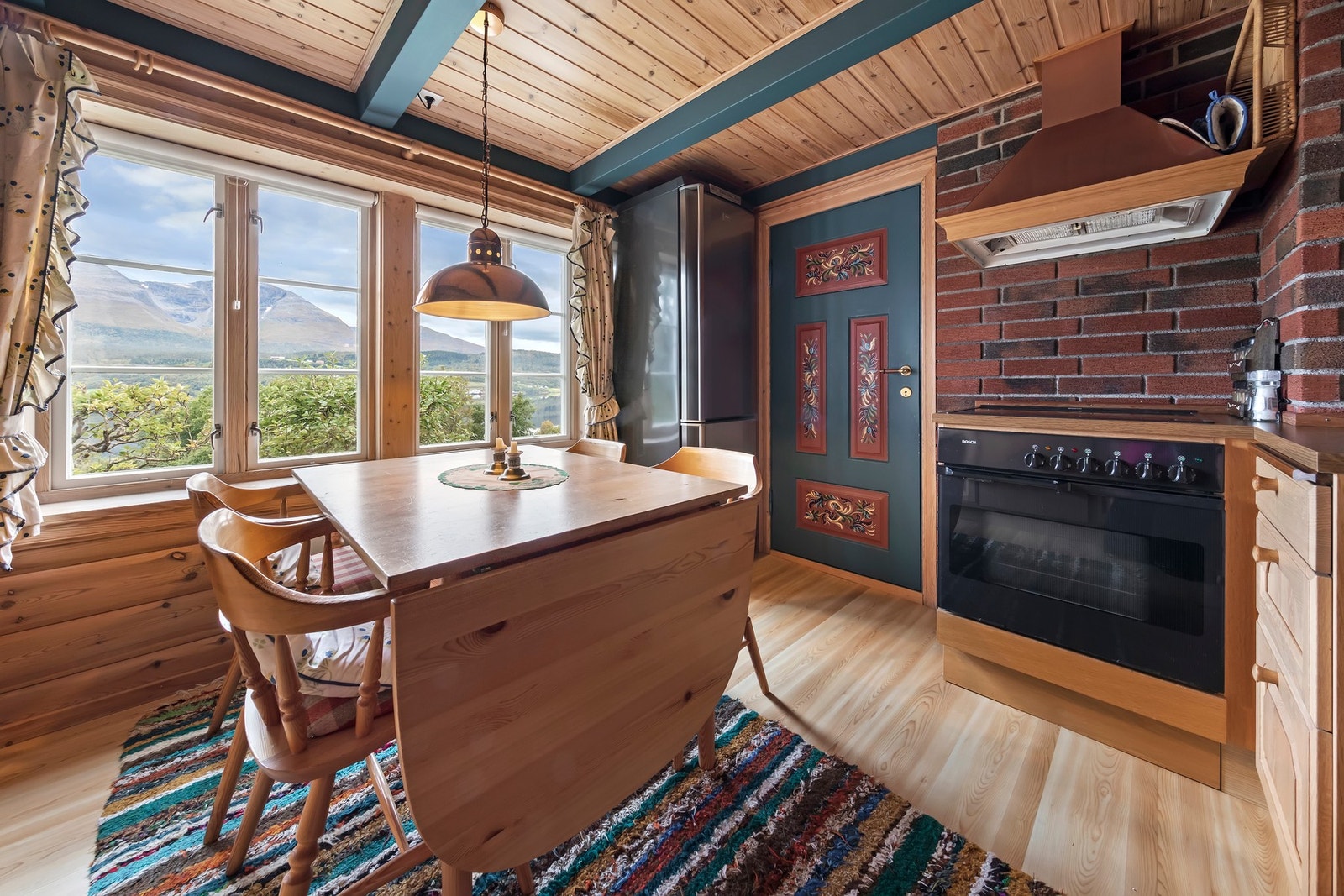 Hyggelig spiseplass på kjøkken Galleribilde