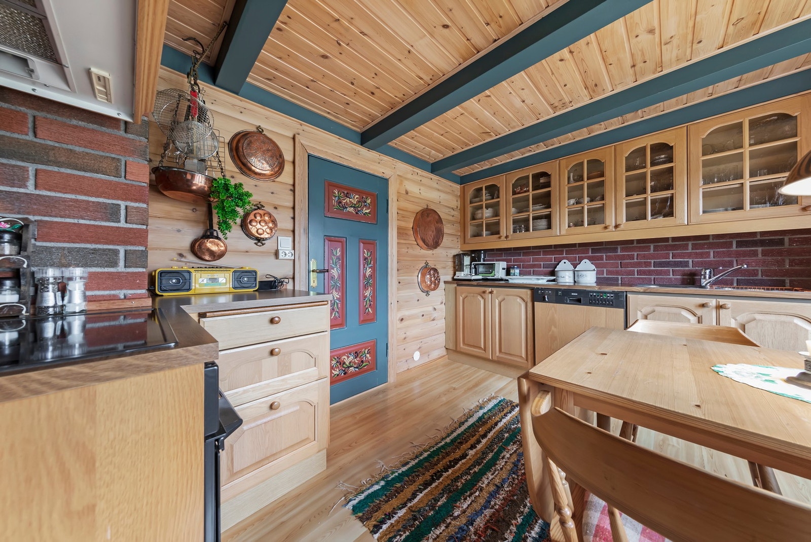 Kjøkkeninnredningen fra 1981/82. Innredning fremstår lite brukt ihht til alder. Galleribilde